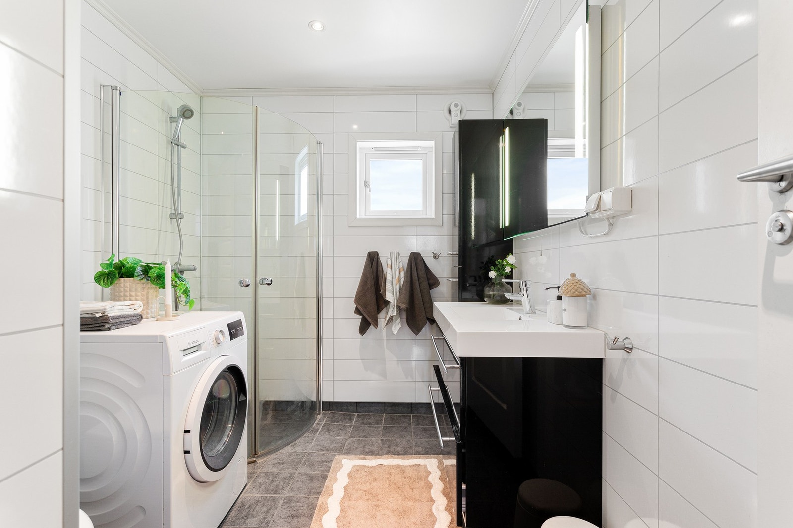 Delikat flislagt baderom på 5,3 m². Galleribilde