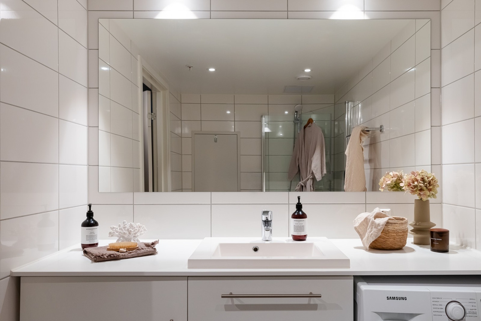 Badet har opplegg for vaskemaskin under benk. Her kan man også ha tørketrommel på venstre side. Galleribilde