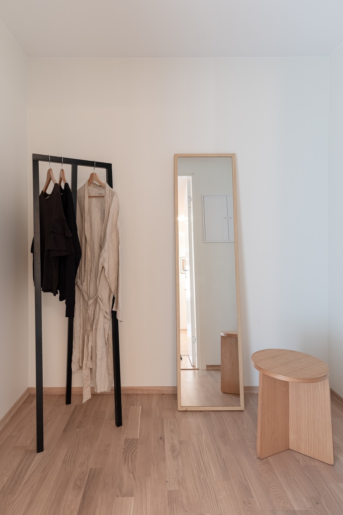Det er en praktisk bod på 3 kvm i tilknytning til entréen som eventuelt kan benyttes som omkledningsrom eller kontor - alt etter ønske og behov. Galleribilde