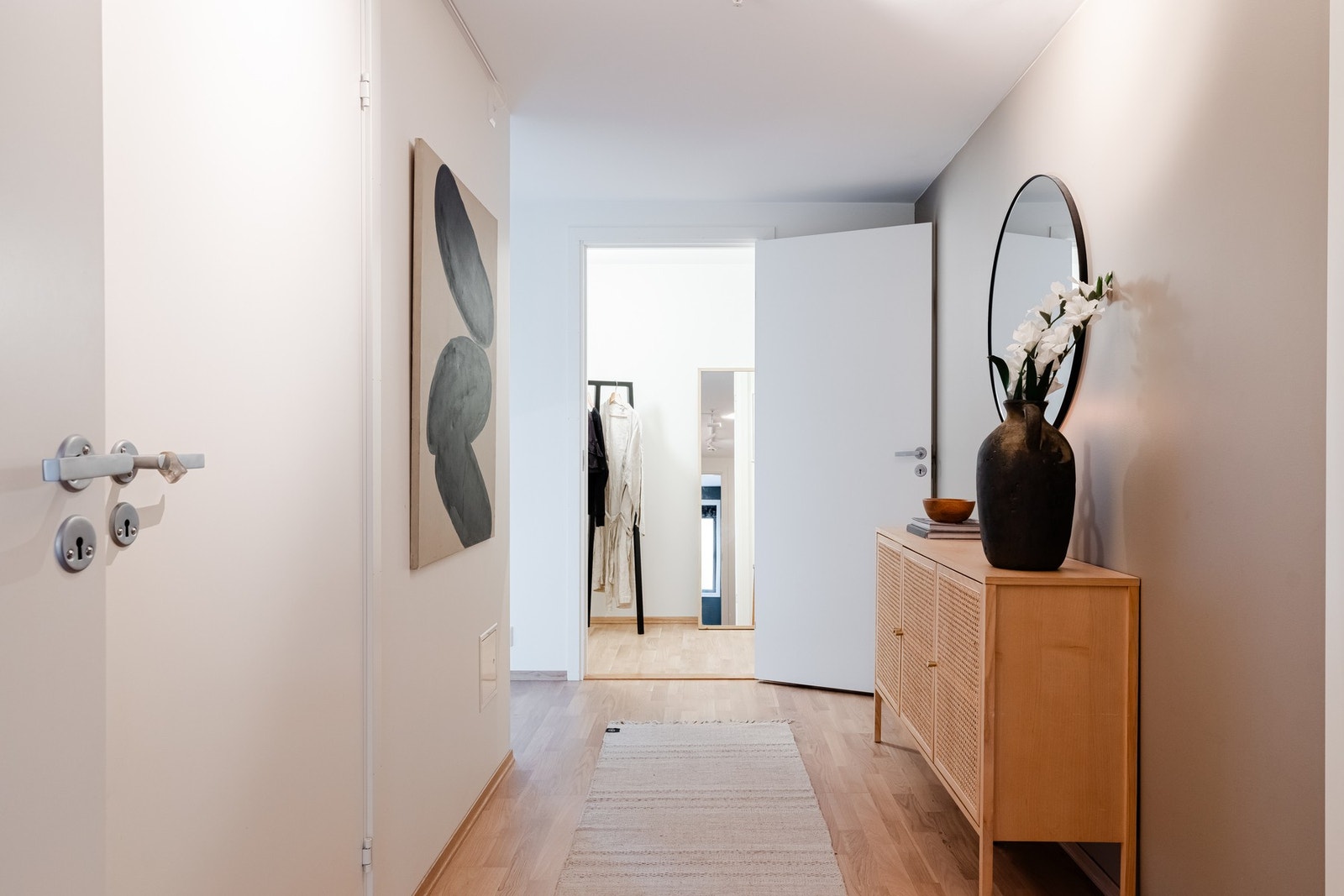 Her er det god plass til knaggoppheng, oppbevaringsmøblement mm. Galleribilde