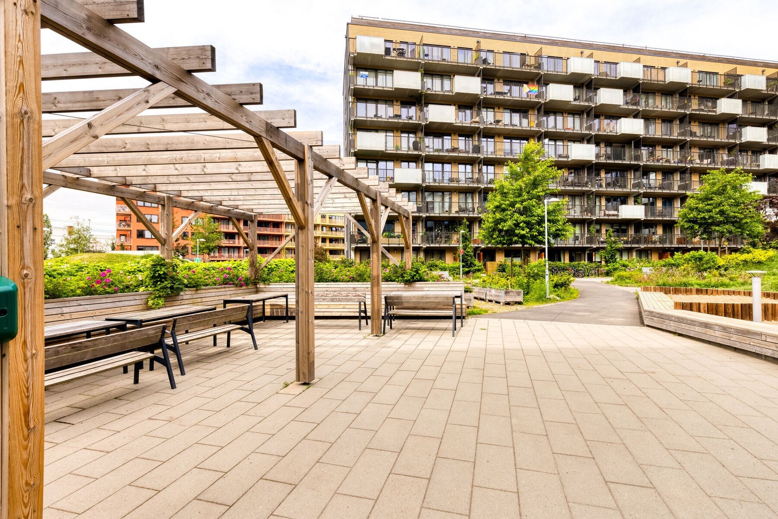 Det er mulig å booke pergola i gårdsrommet, samt grillplass. Galleribilde