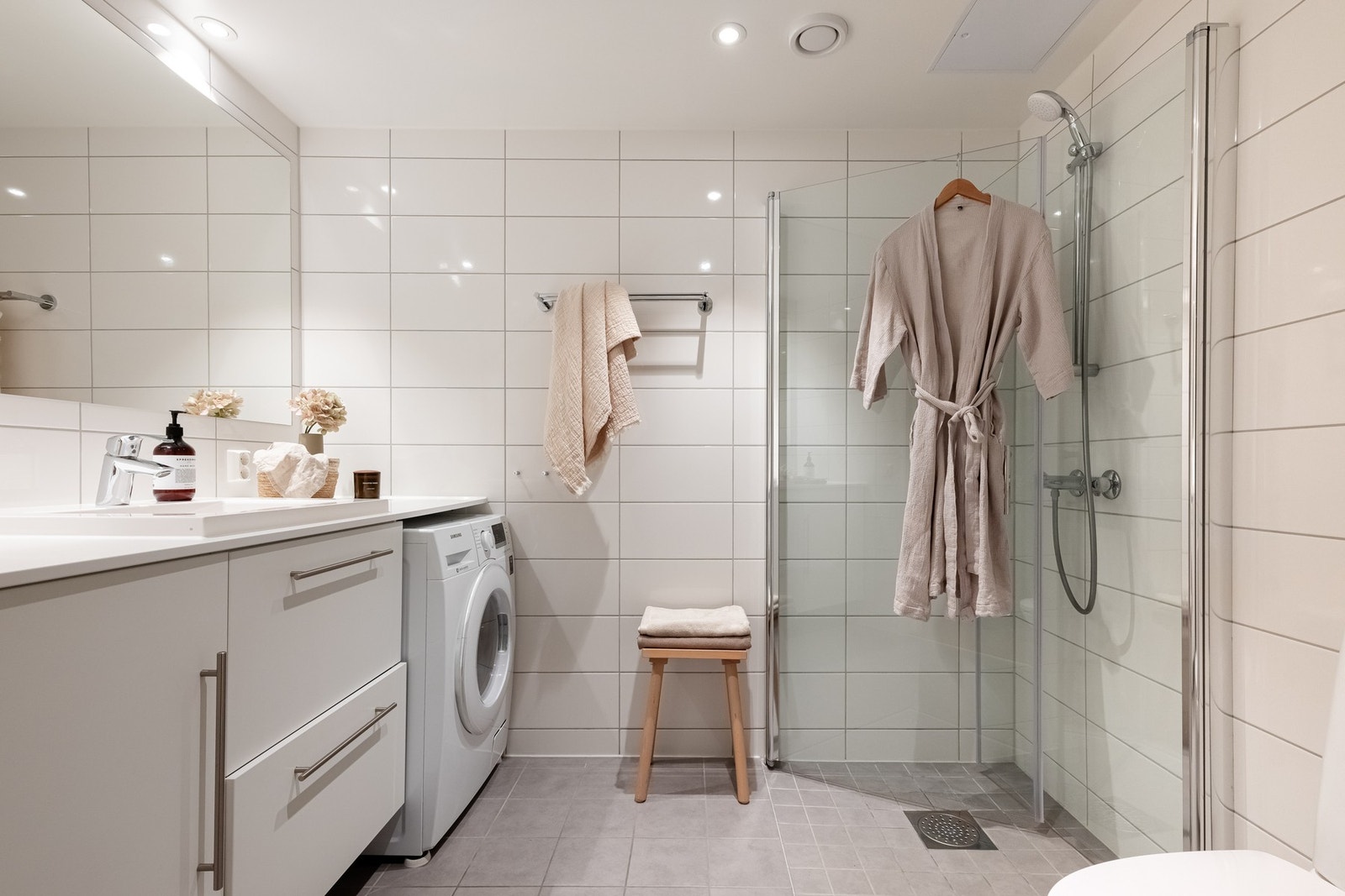 Leiligheten har et lyst, flislagt bad med varme i gulv og downlights i himling. Galleribilde
