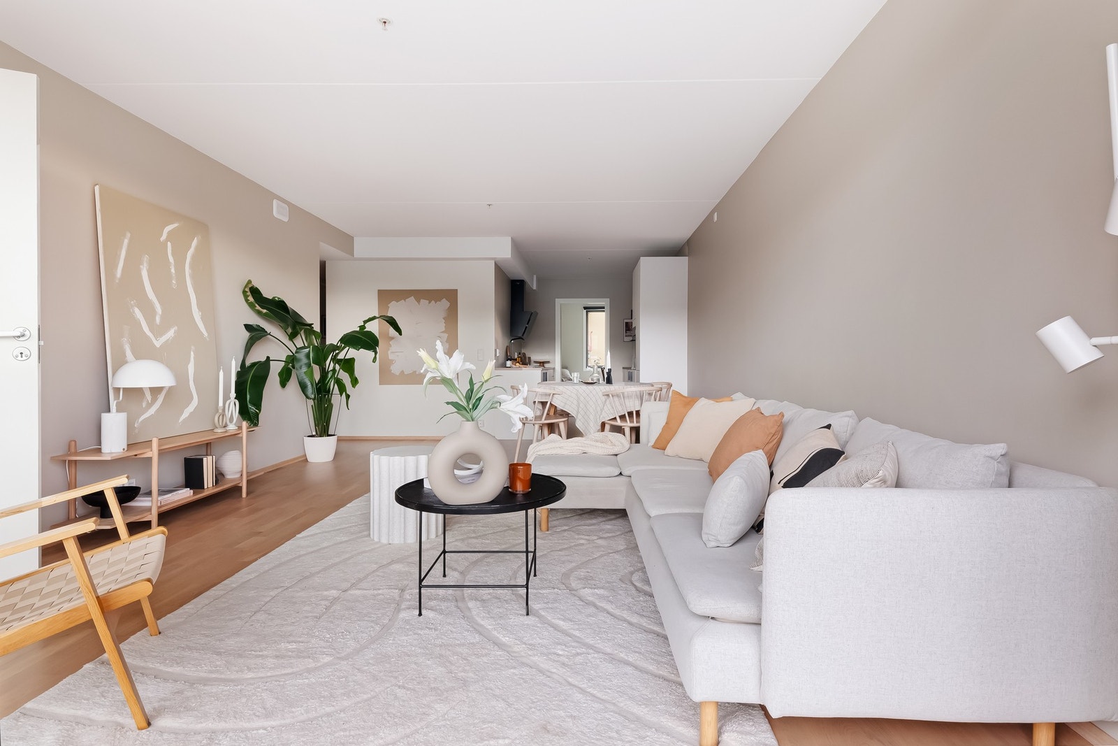 Stuen har gode innredningsmuligheter, hvor det er god plass til både sofagruppe med tilhørende møblement samt spisebord. Galleribilde