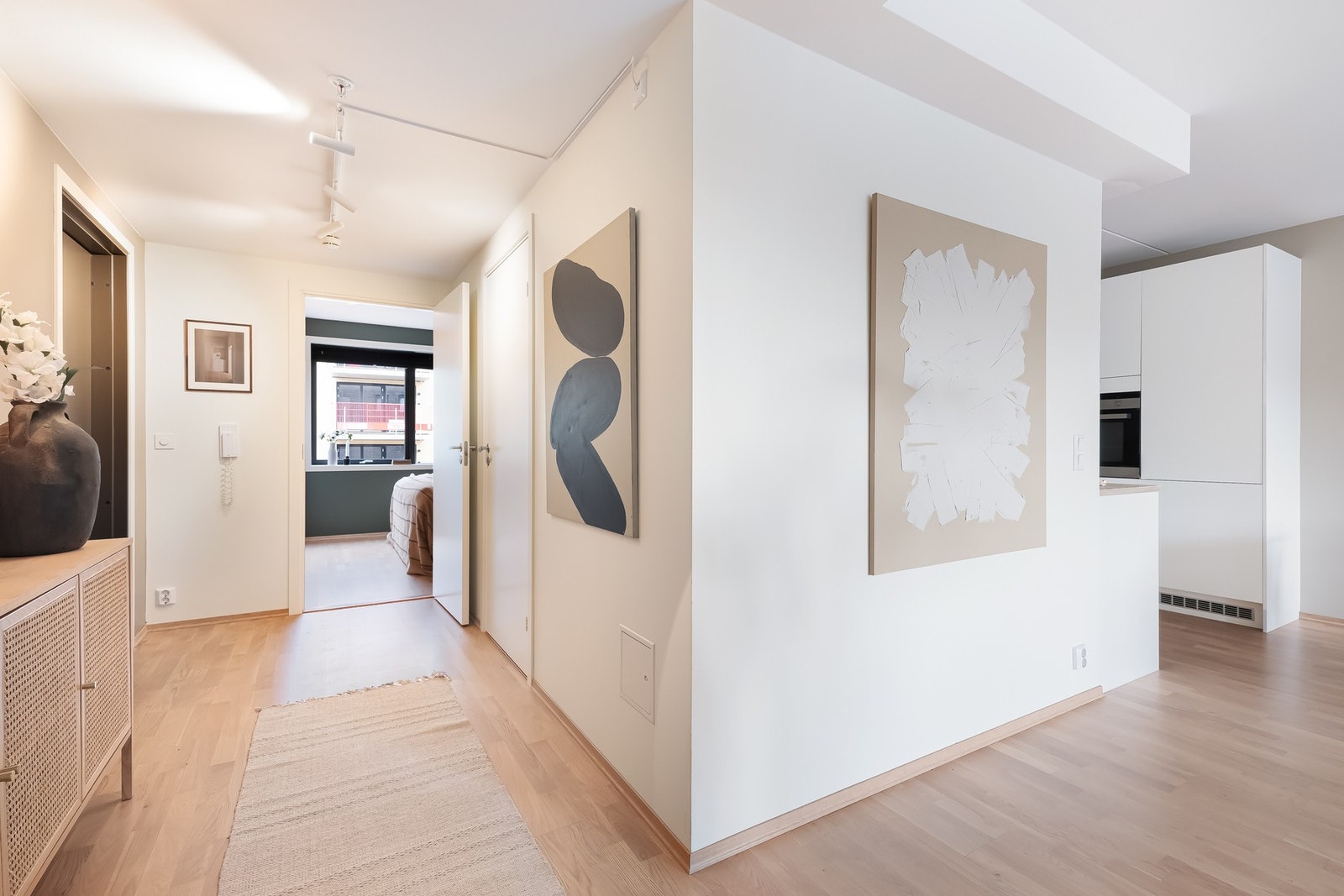 Entréen er boligens knytepunkt. Malt i behagelige farger og har parkett på gulv - noe som er gjennomgående for boligen med unntak av bad. Galleribilde