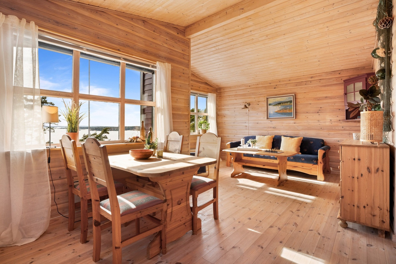 Kombinasjonen av kjøkken og stue gjør annekset til en praktisk enhet. Galleribilde