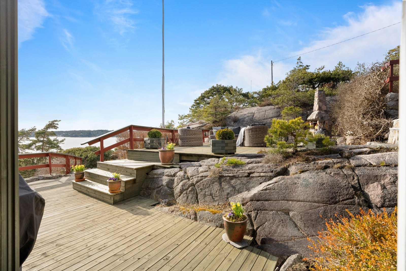 Hele 91 kvm terrasse rundt store deler av hytta. Galleribilde