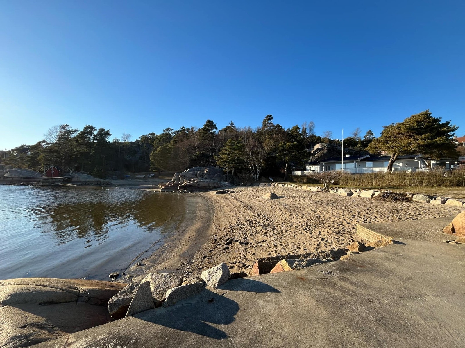 Kort spasertur på ca. 400 meter til nydelig badestrand og bryggeanlegg. Galleribilde