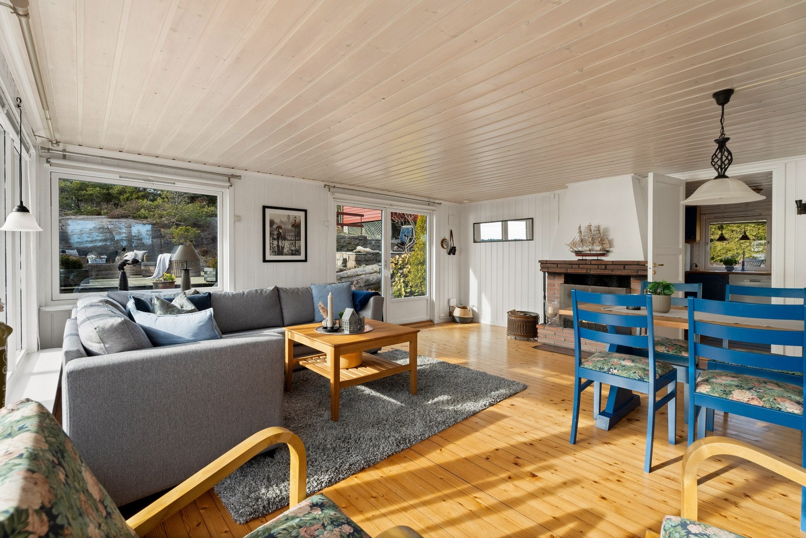 Åpen stue med plass til både sofa og spisebord. Galleribilde