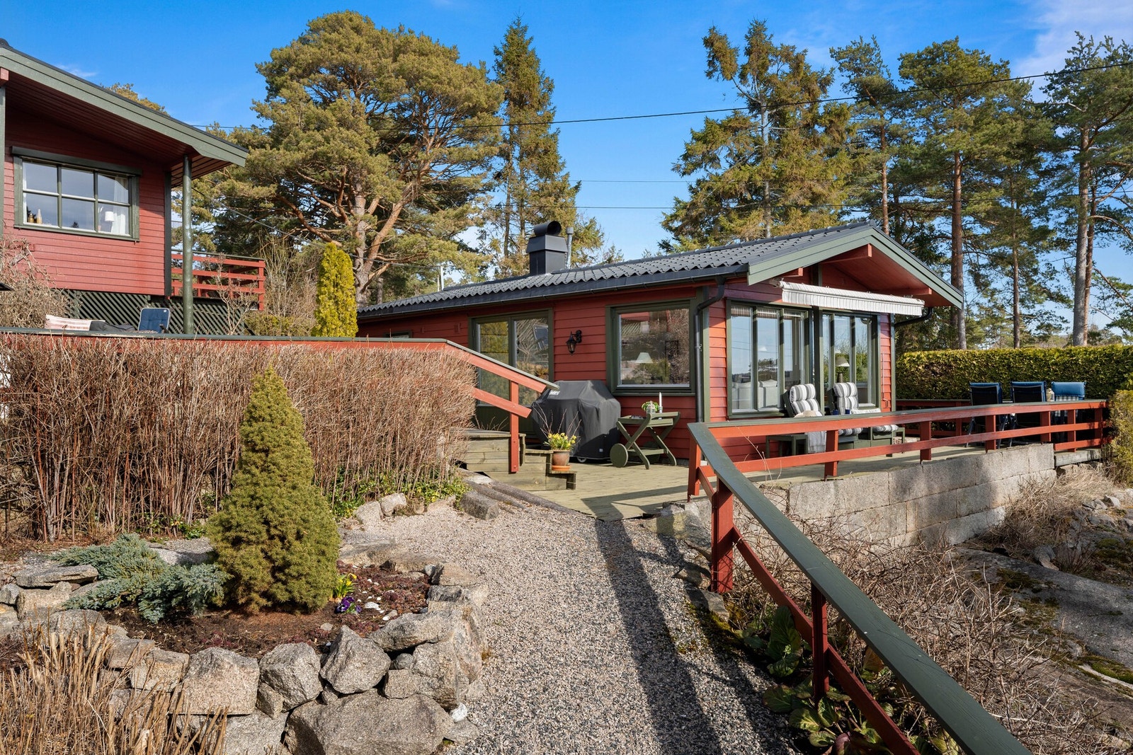 Hovedhytta og annekset danner et koselig tun. Galleribilde