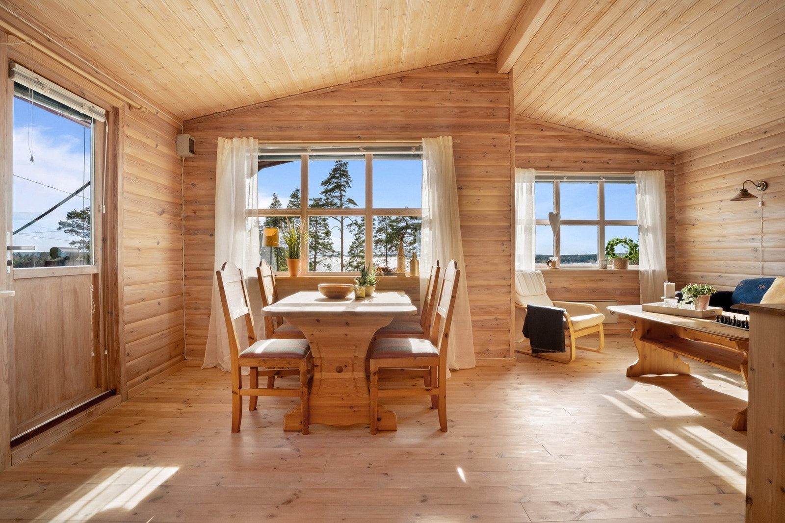 Sjarmerende anneks med stue, kjøkken og soverom - perfekt for gjester eller tenåringer. Galleribilde