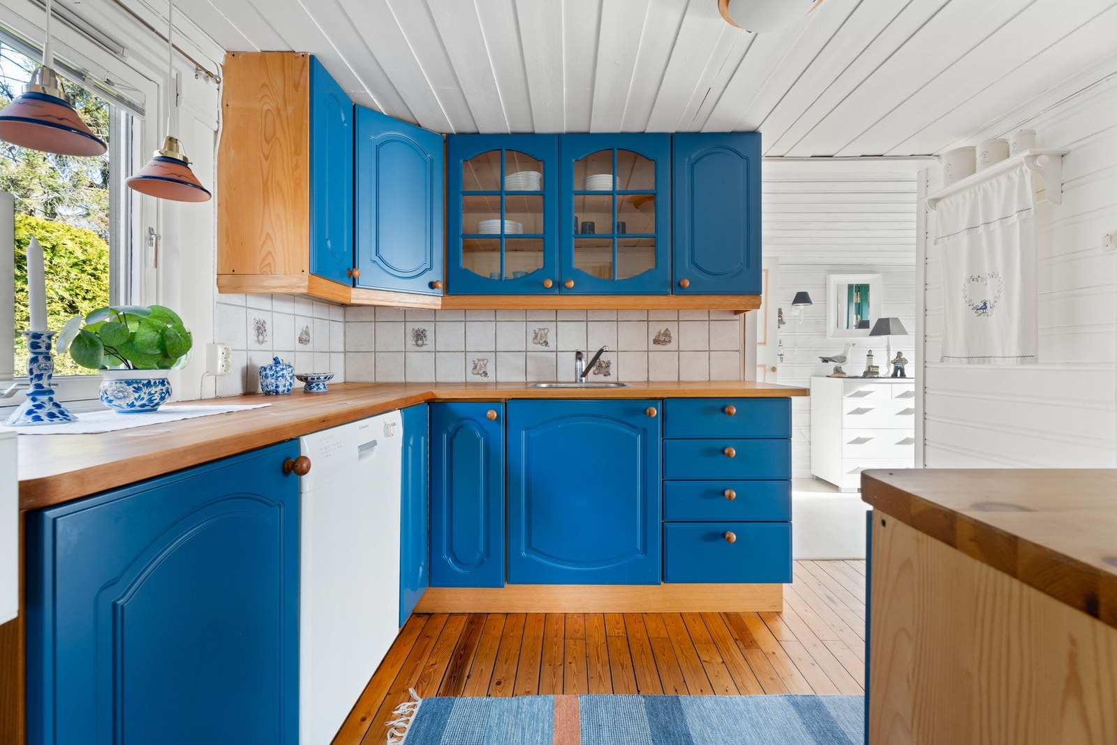 Kjøkkeninnredning fra 1998 med heltre benkeplate. Galleribilde