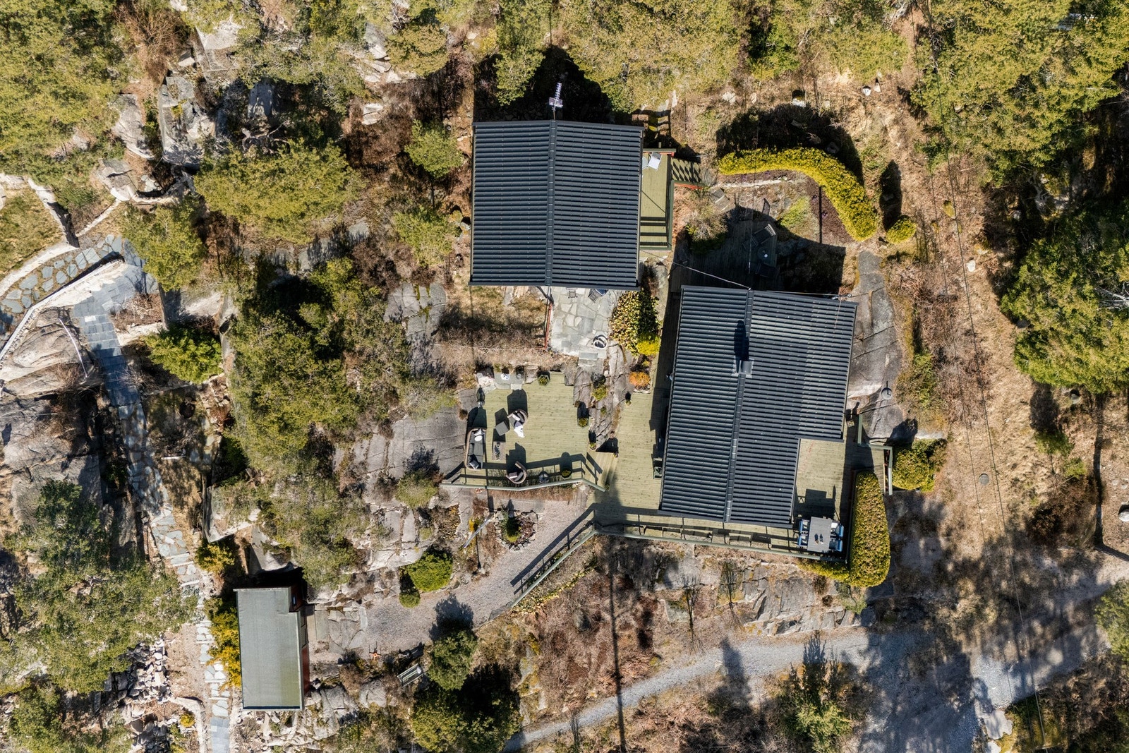 Det er to parkeringsplasser på tomten Galleribilde