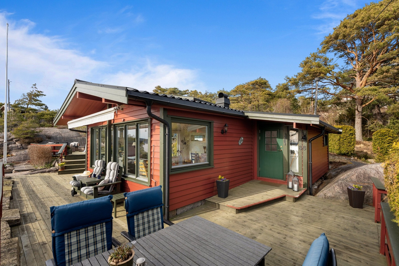 Kort vei til fine badeplasser og bryggeanlegg. Galleribilde