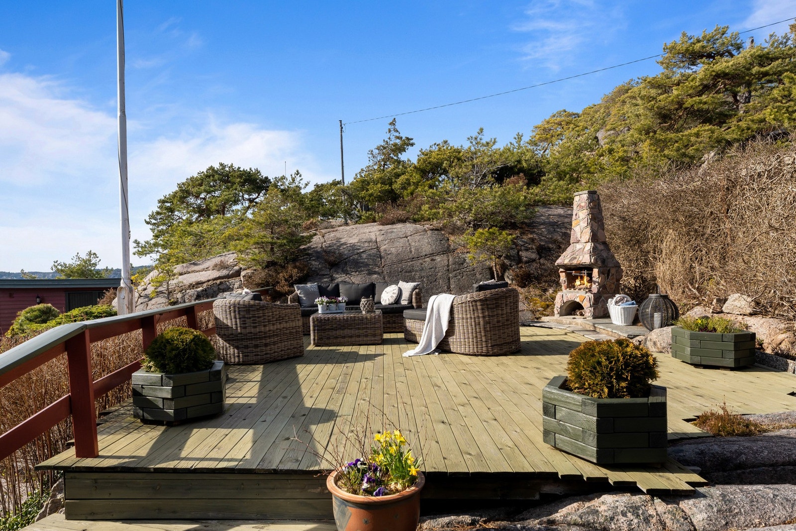 Terrassen ligger nært terrenget og gir en naturnær følelse. Galleribilde