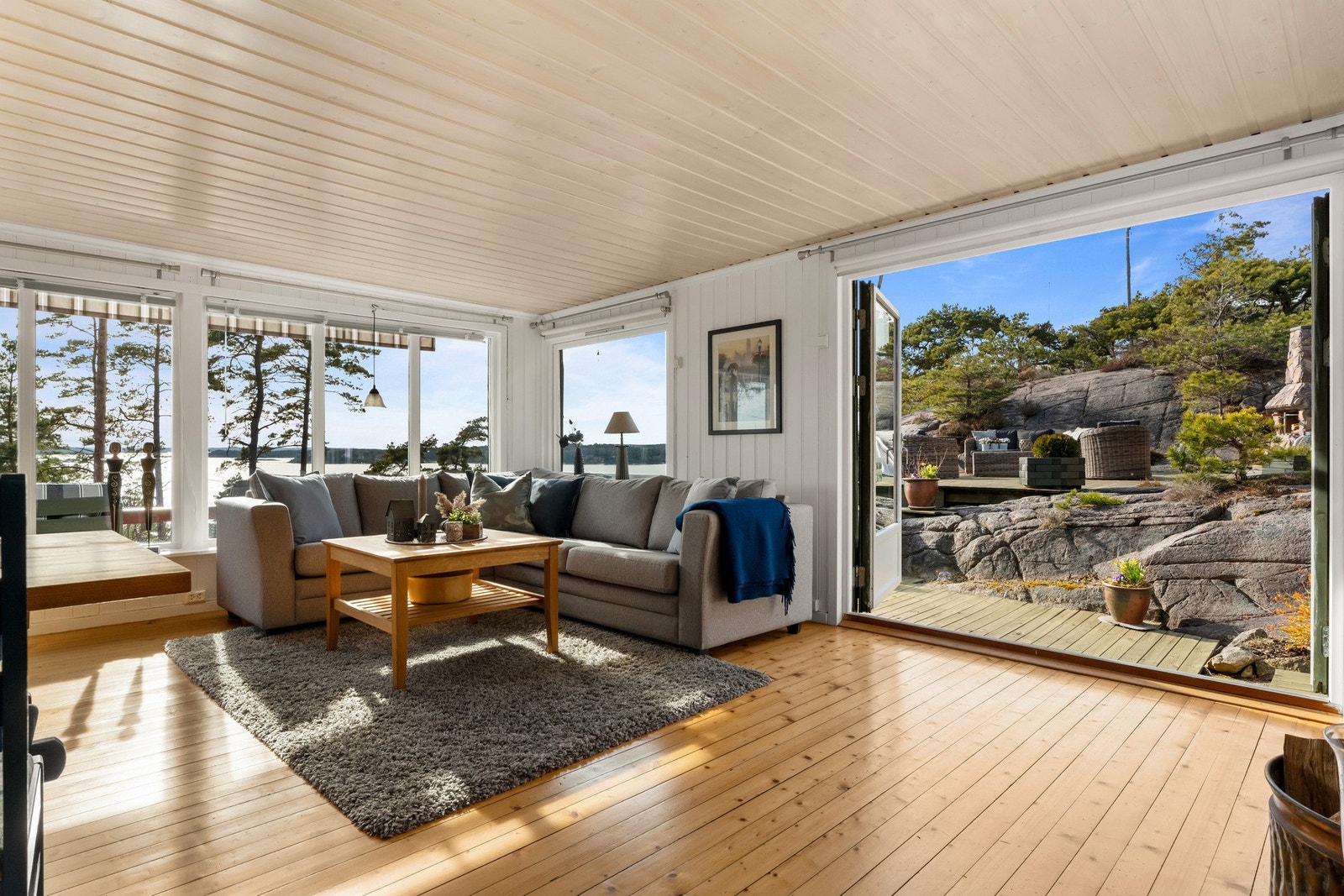 Stuen har varme furugulv og koselig peis. Galleribilde