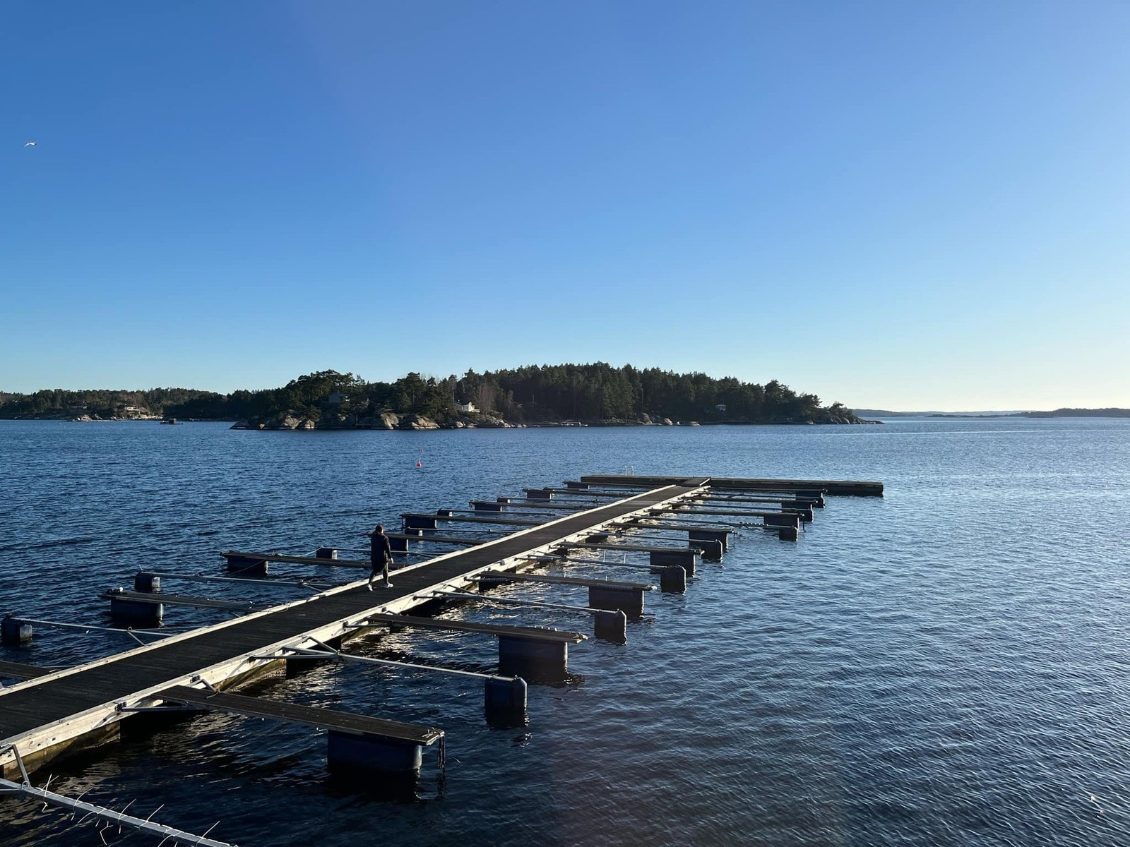 Bryggeanlegget der hytta har båtplass. Galleribilde