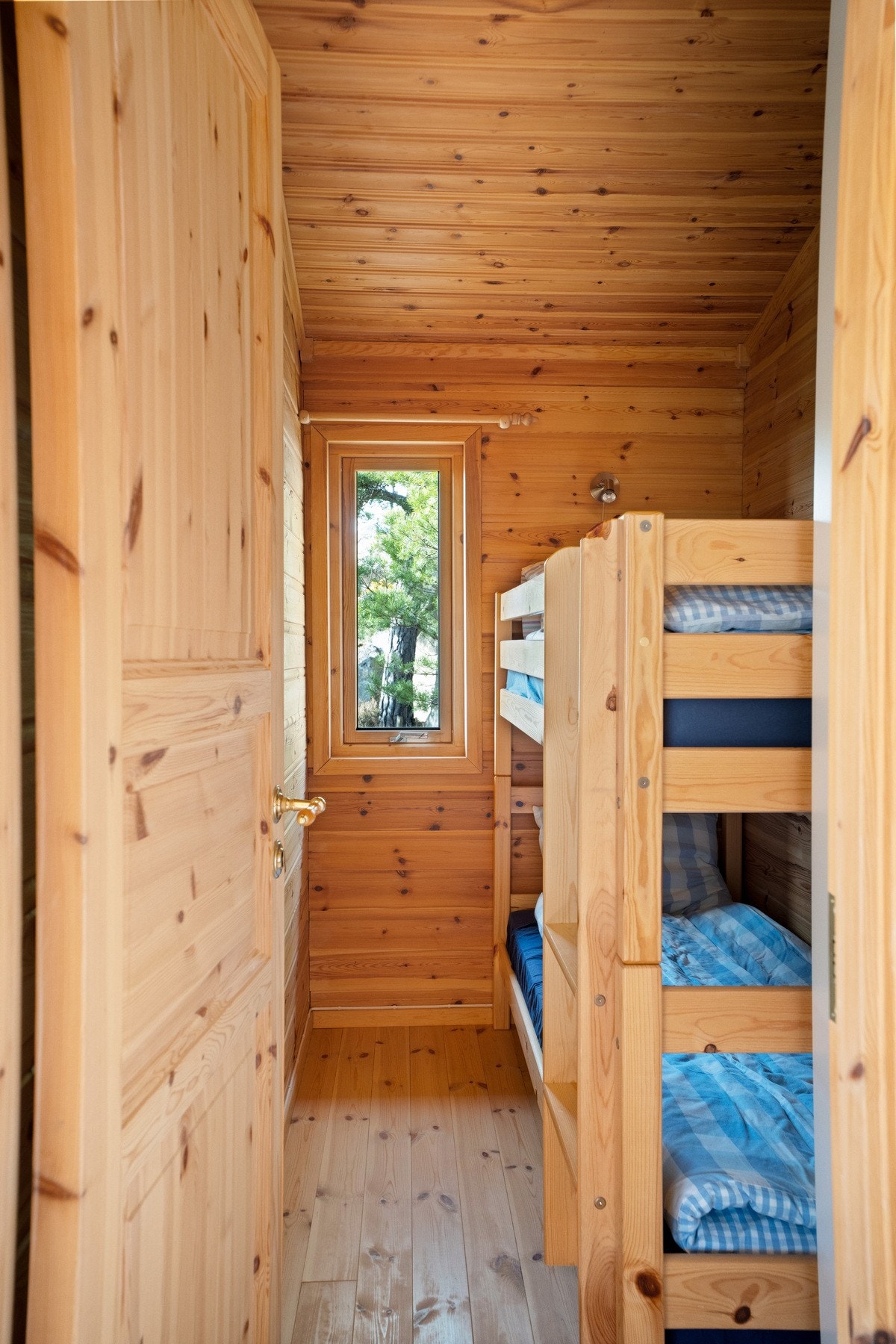 Våkn opp til soloppgang og fuglekvitter i anneksets lune soverom. Galleribilde