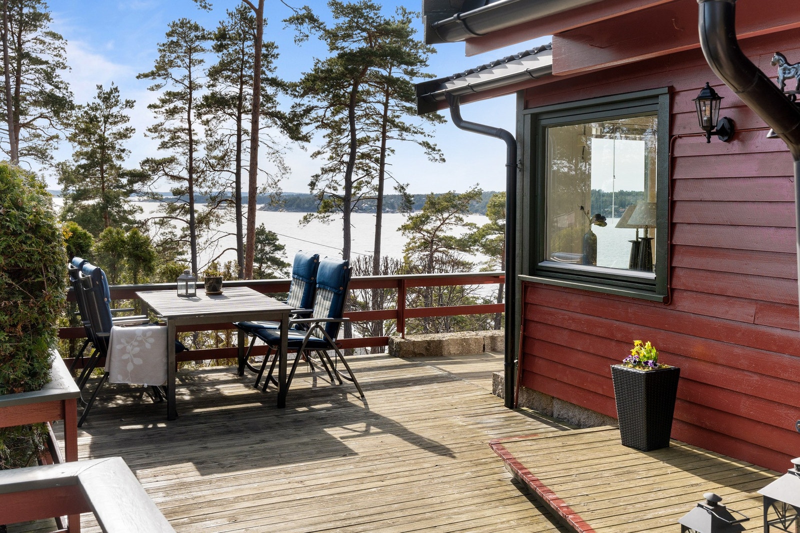 Rett med inngangspartiet er det nydelig utsikt over Skjebergkilen. Galleribilde