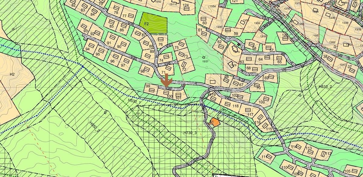 Tomt merket med pil. Skiløypen ser man like foran. Galleribilde