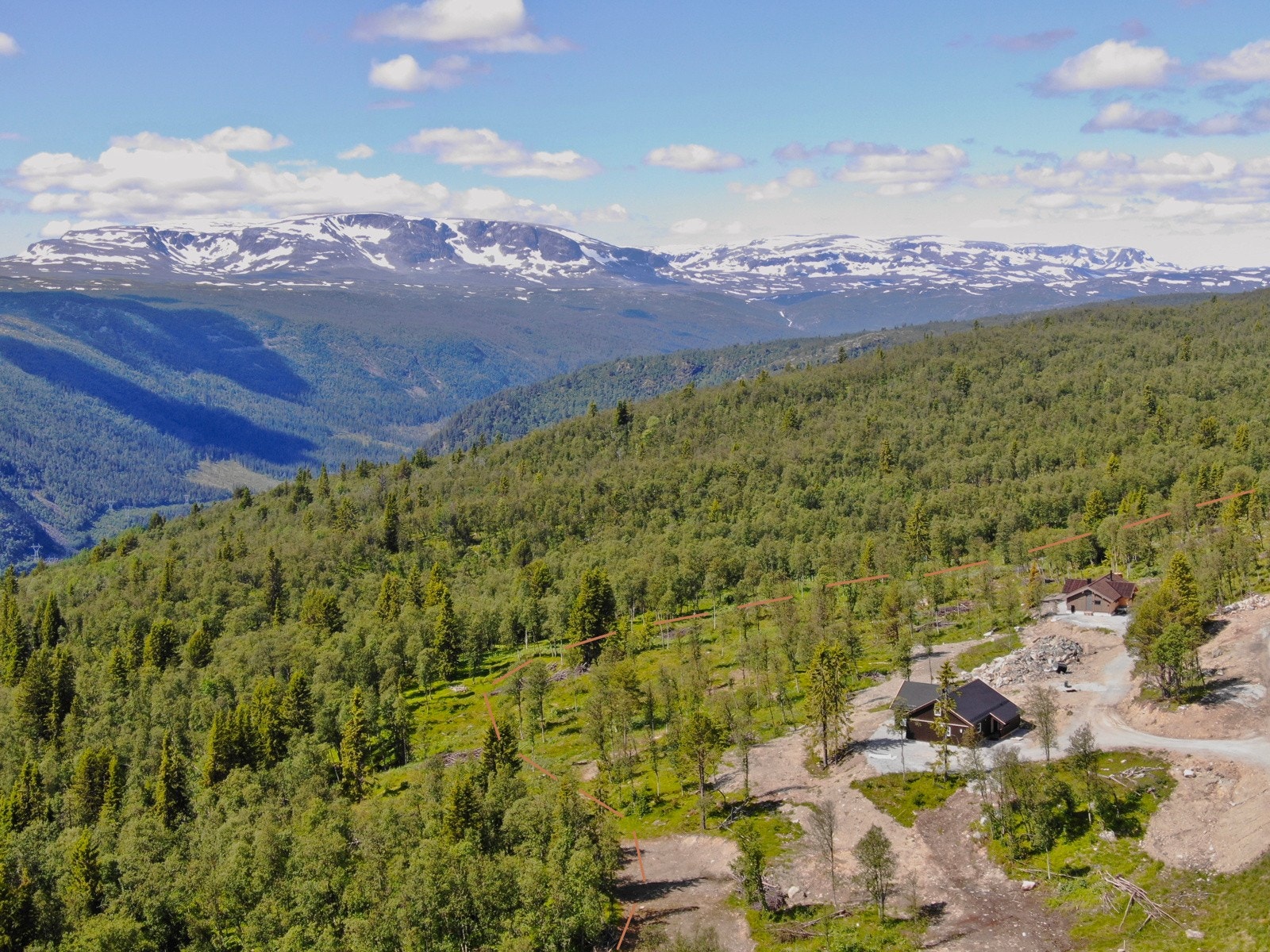 Skiløypene slynger seg like foran tomta. Det gjør også stien opp fra Hol sentrum og videre innover Holsåsen Galleribilde