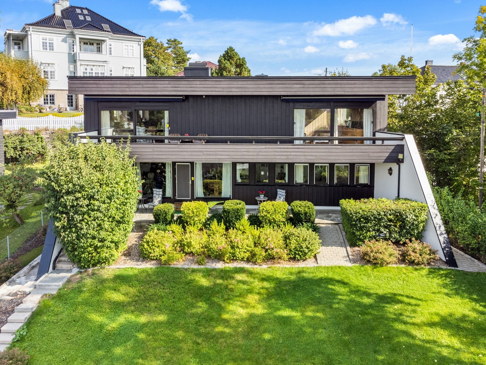 Den unike funkisvillaen ble tegnet av de anerkjente arkitektene Christian Norberg-Schulz og Jan Inge Hovig i 1959-1960. Galleribilde