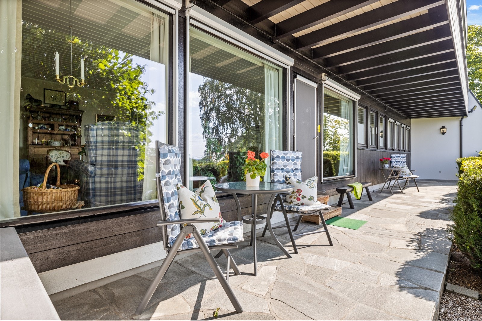 Flere uteplasser rundt huset hvor man kan følge solgangen. Galleribilde