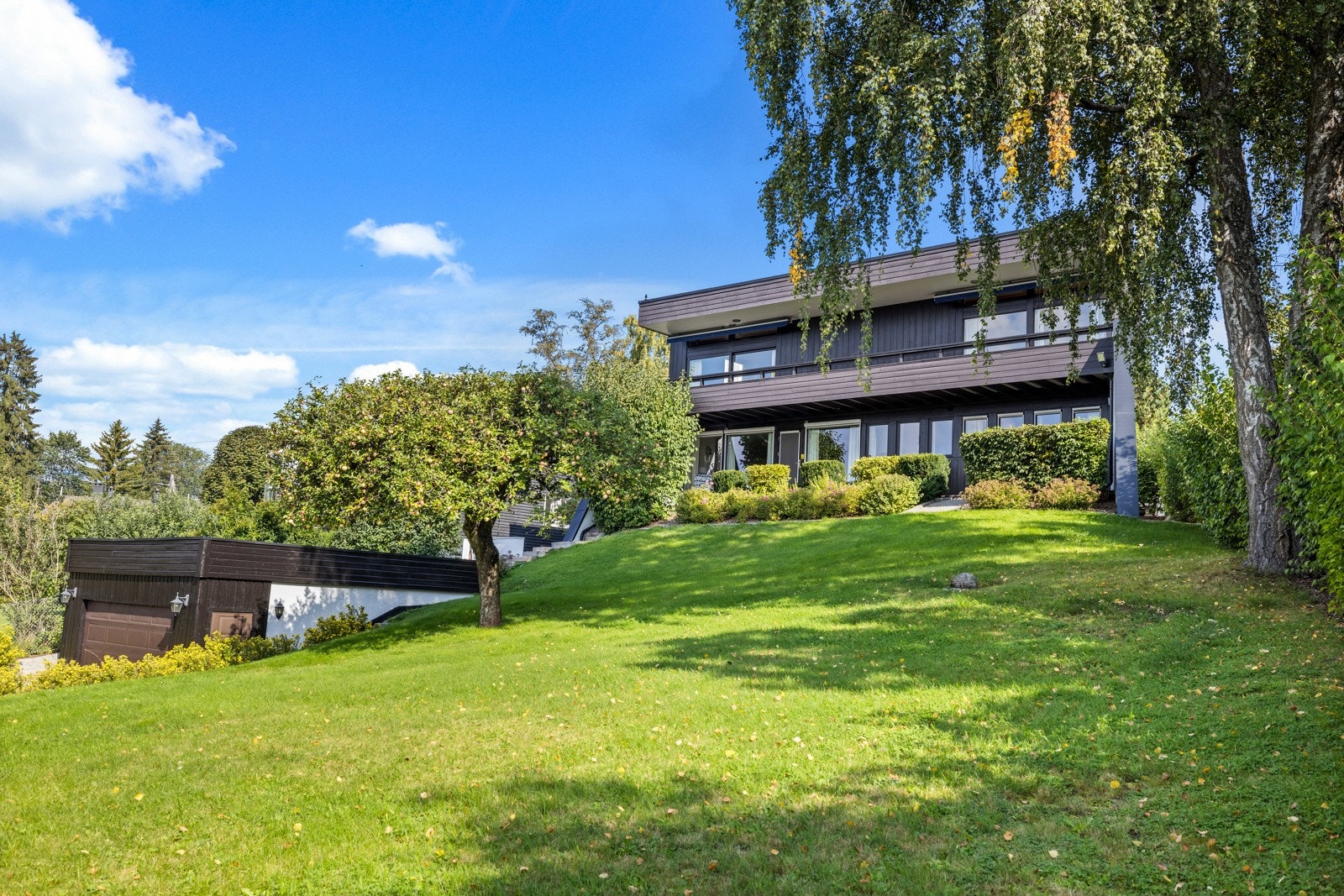 Godt ivaretatt og flott hageareal. Tomt på 1046 m² vendt mot vest. Galleribilde