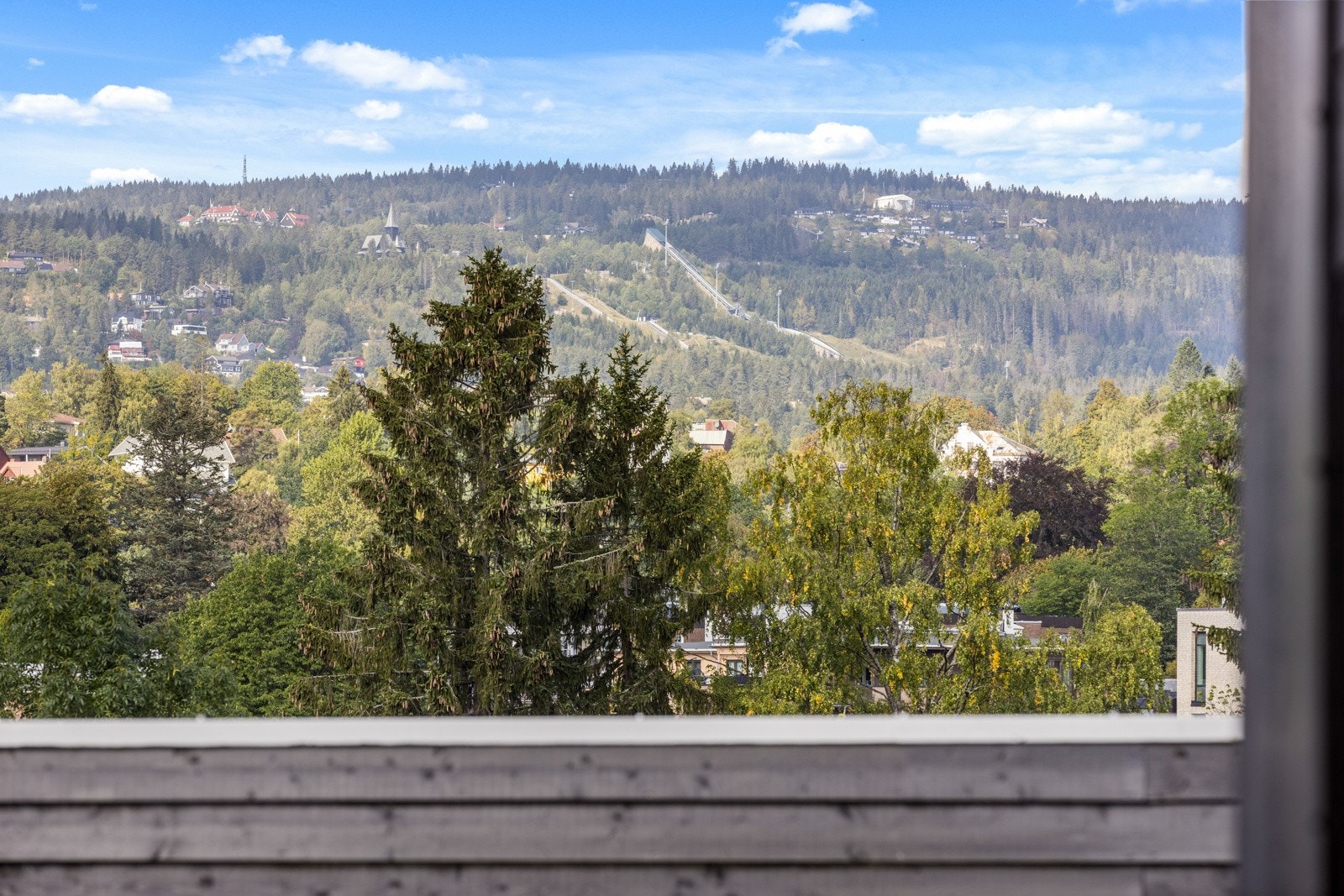 Huset, tidligere bebodd av kunstneren Jakob Weidemann, ligger på en nydelig, høytliggende tomt med herlig utsikt mot vest, fra Oslofjorden til Frognerseteren. Galleribilde