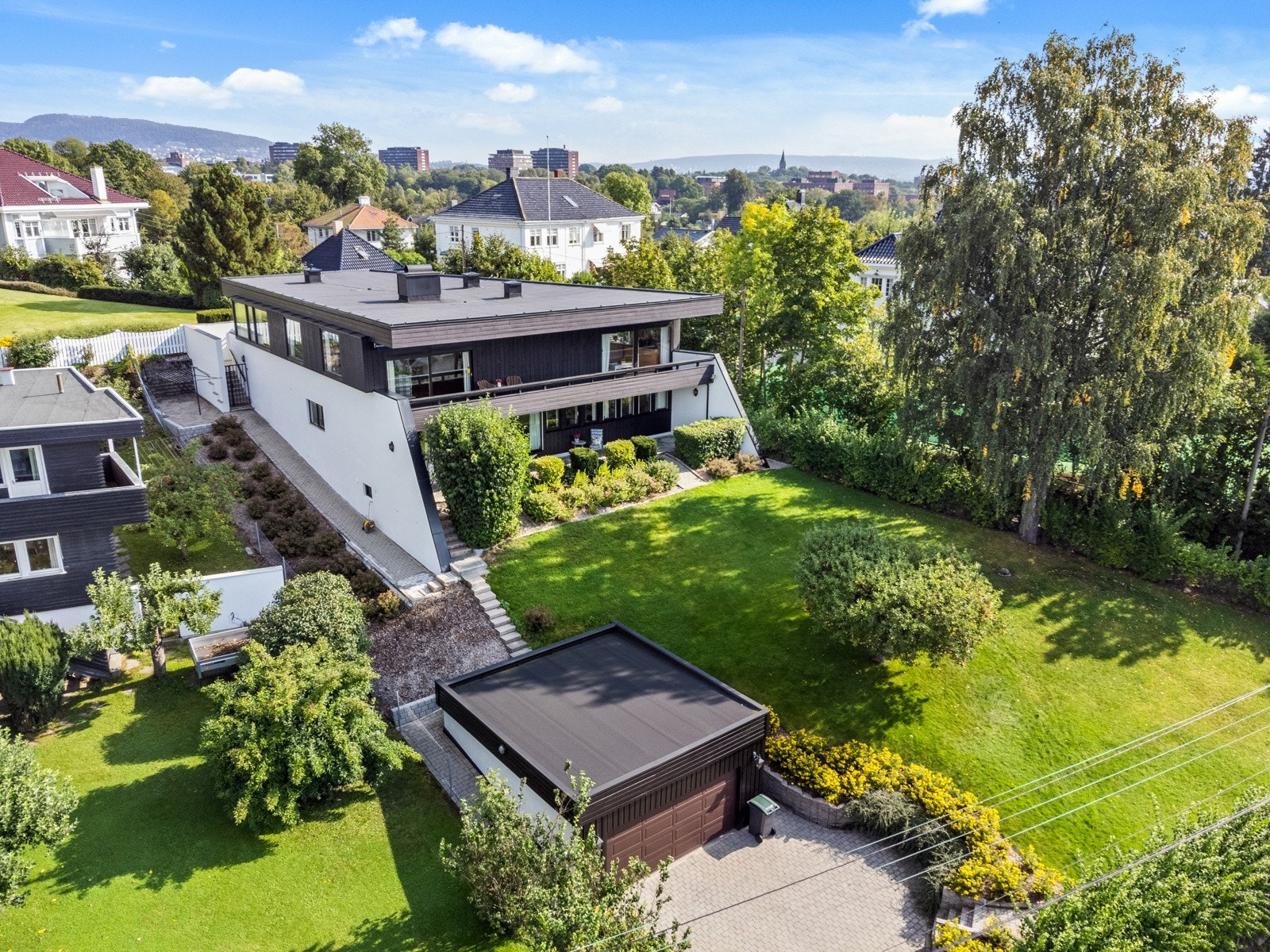 Velkommen til en særdeles flott funkisvilla på Vinderen i Haakon den godes vei 9, et av hovedstadens mest ettertraktede boligstrøk. Galleribilde