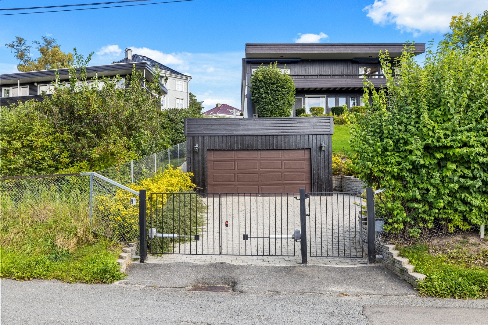 Garasjen er plassert rett innenfor porten, og gårdsplassen har plass til flere kjøretøy. Galleribilde