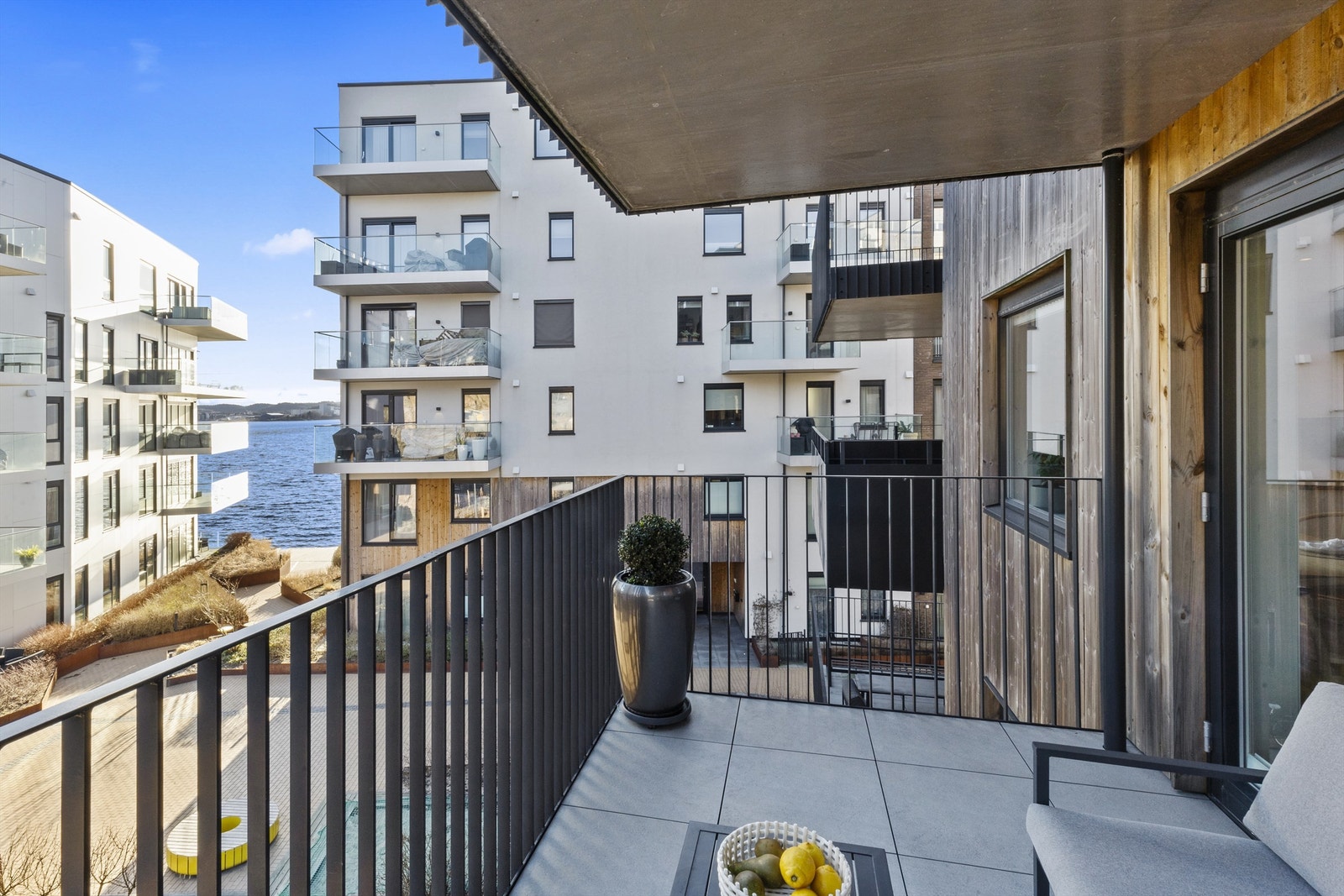 Perfekt 2-roms selveierleilighet med god planløsning, sjøutsikt og solrik balkong Galleribilde