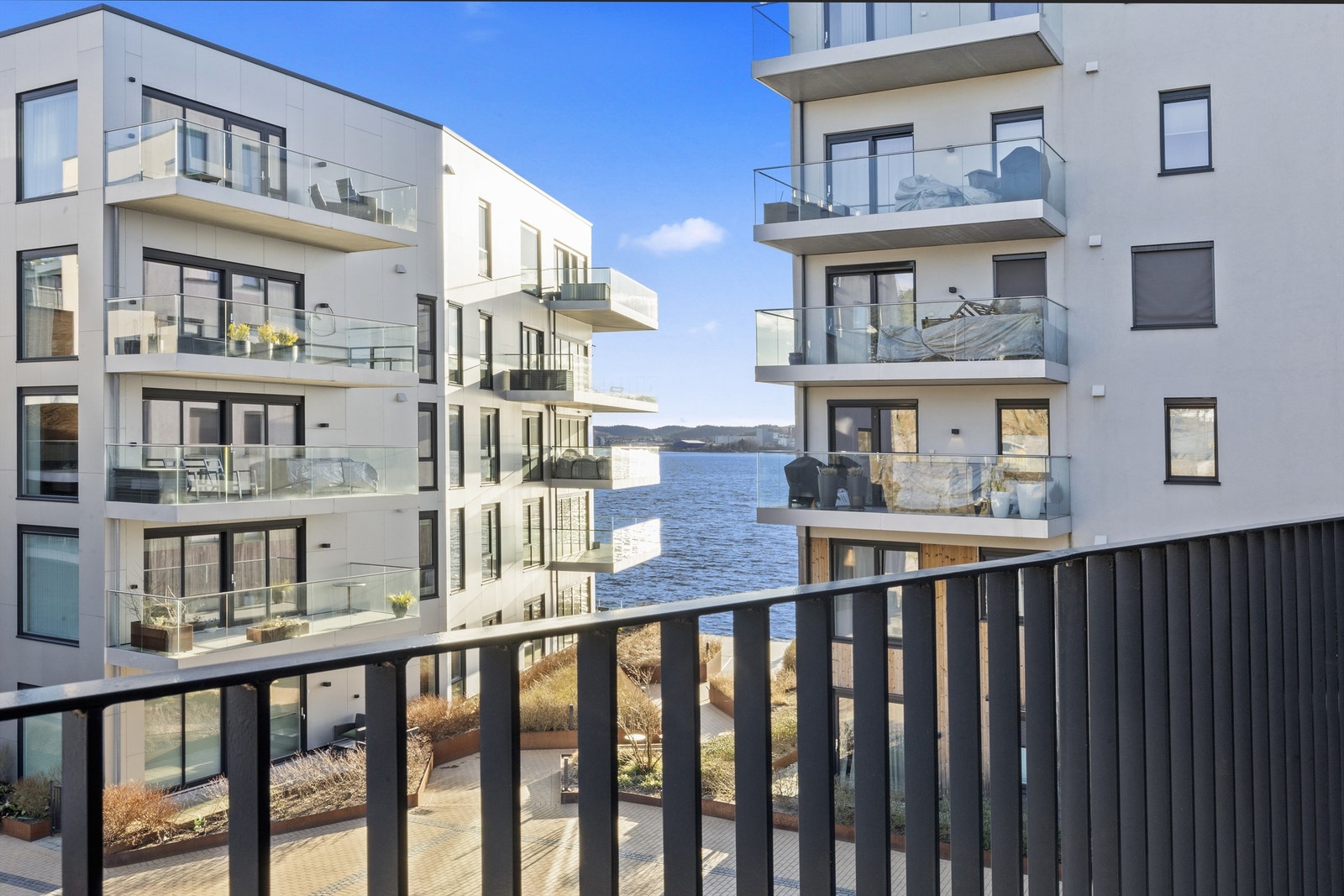 Flott utsikt mot Byfjorden Galleribilde