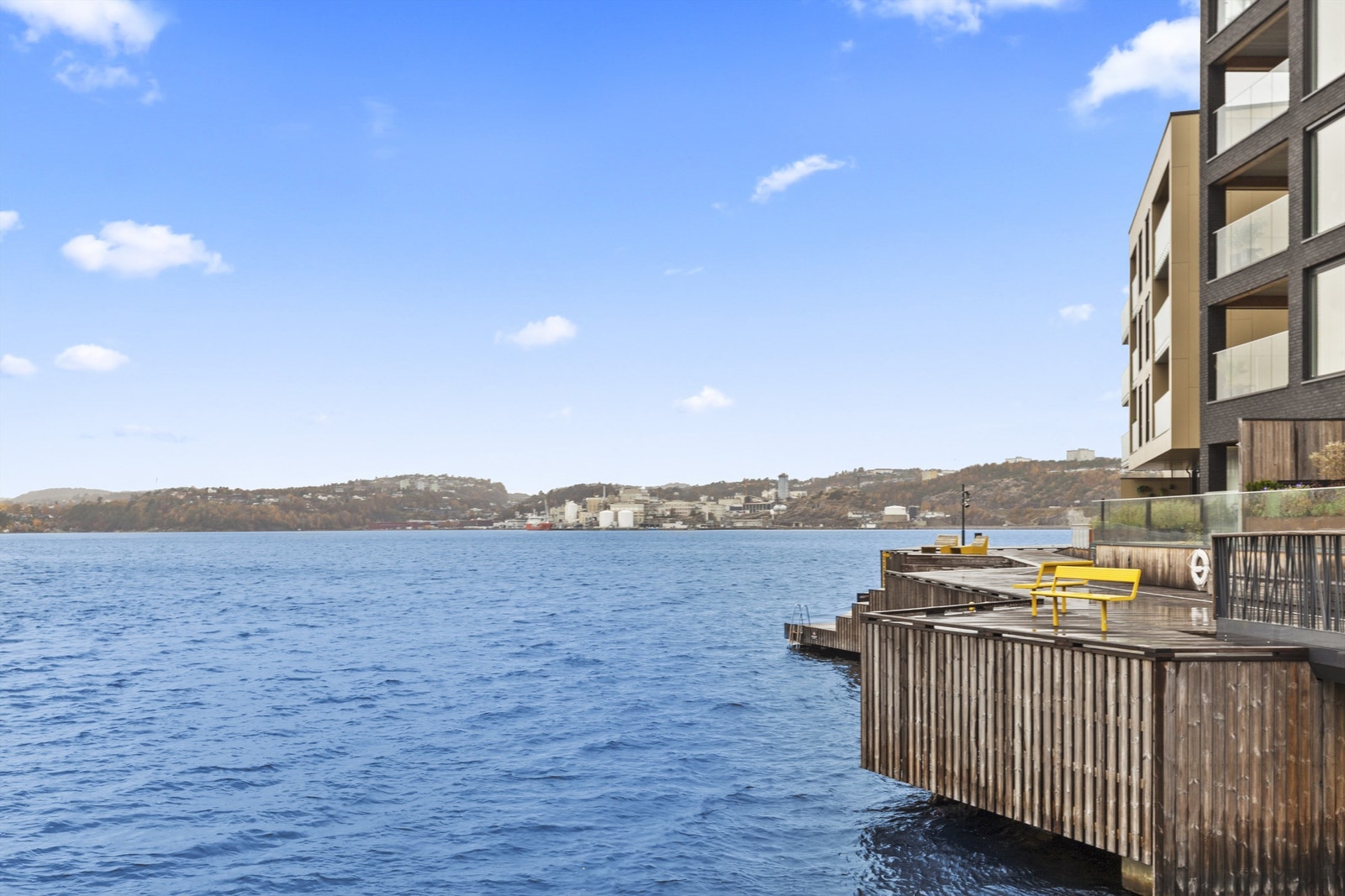 Her er det en rekke badeplasser og flere sitteplasser Galleribilde