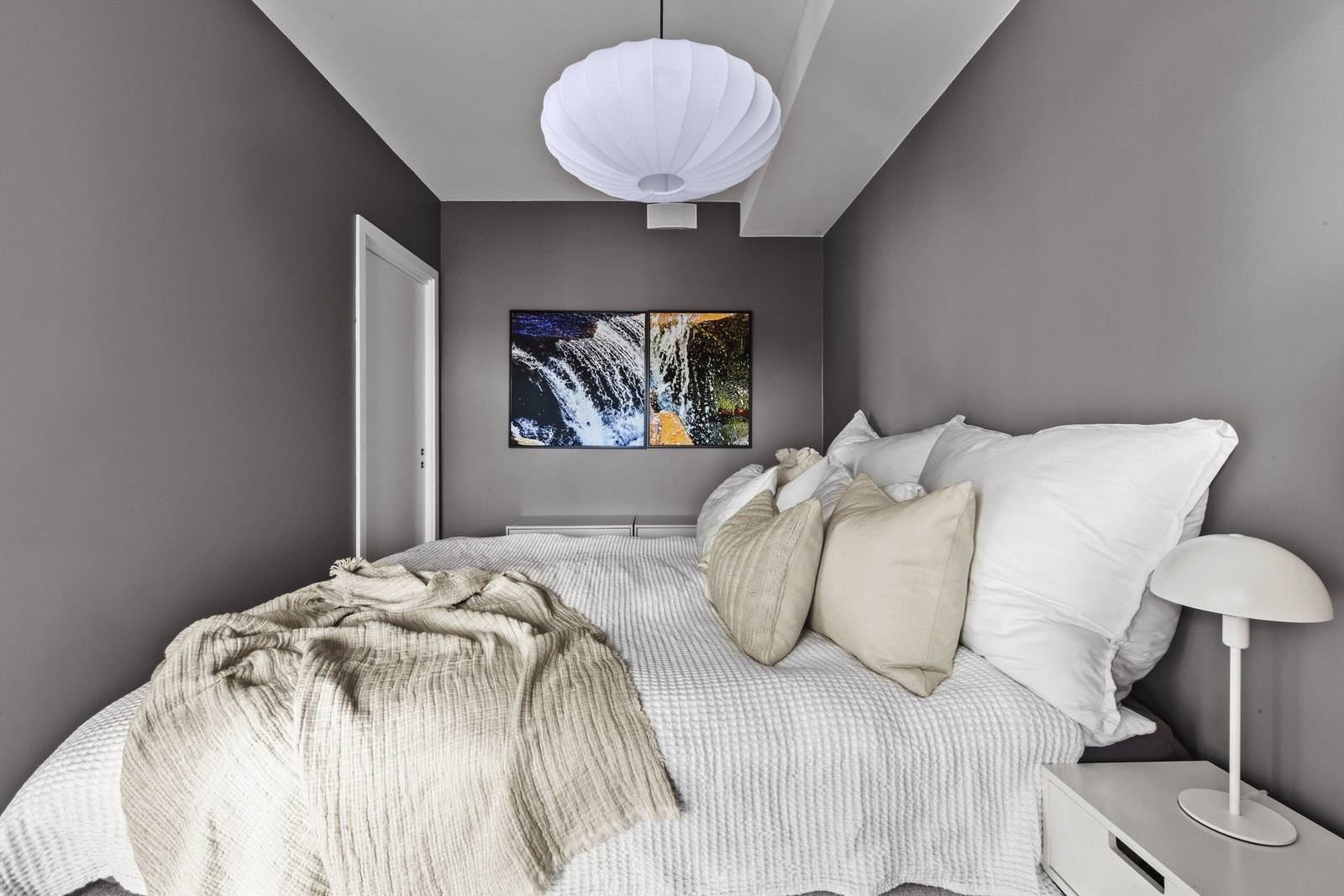 Soverommet har skyvedør til hver side av dobbeltsengen, innerste dør er tildekket av bokhylle fra stuen Galleribilde