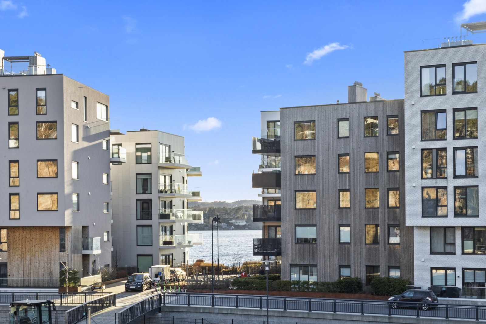 Her bor man i rolige omgivelser mellom kanalen, sjøen og med umiddelbar nærhet til turområde og kvadraturen Galleribilde