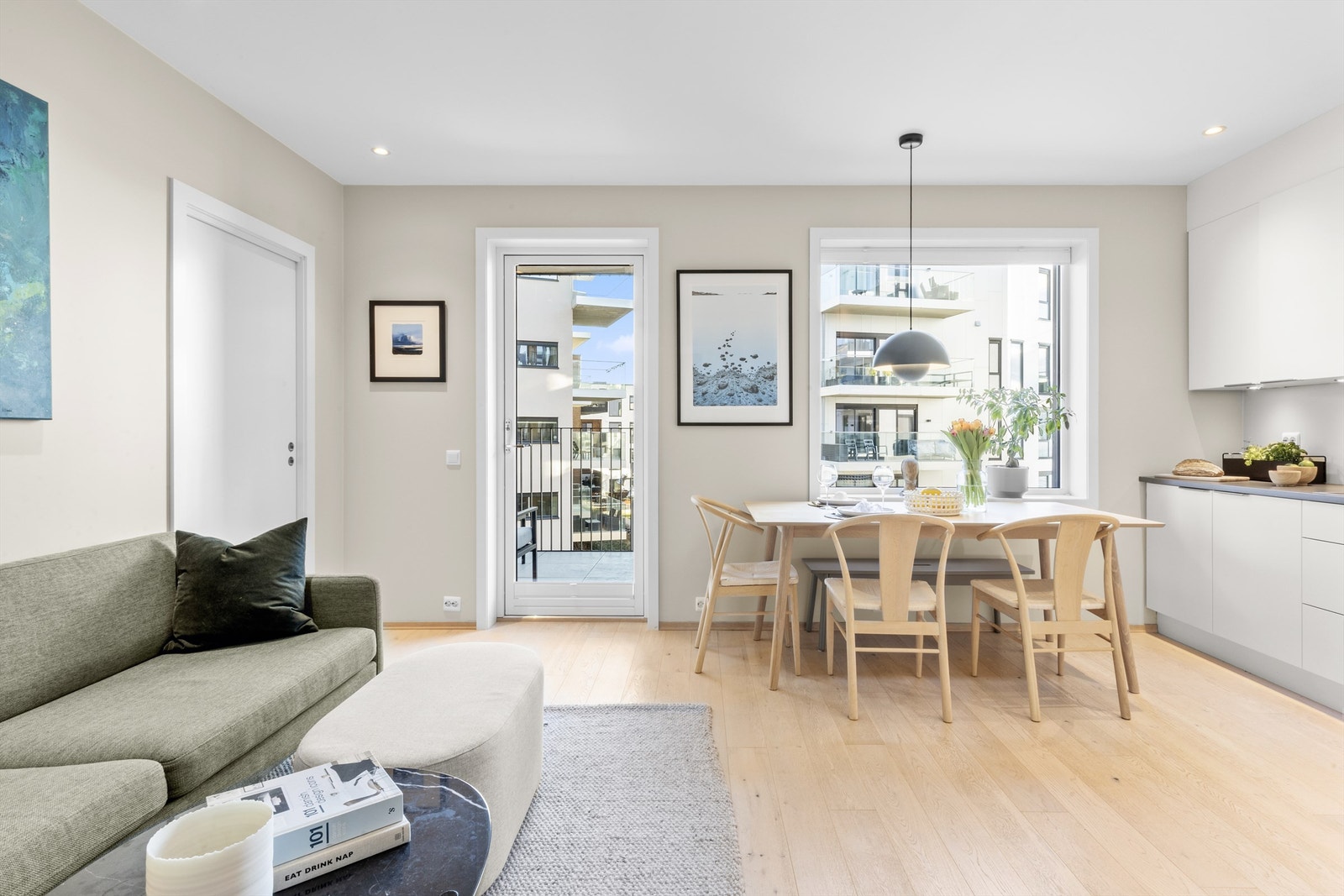 God plass til sofagruppe og spiseplass Galleribilde