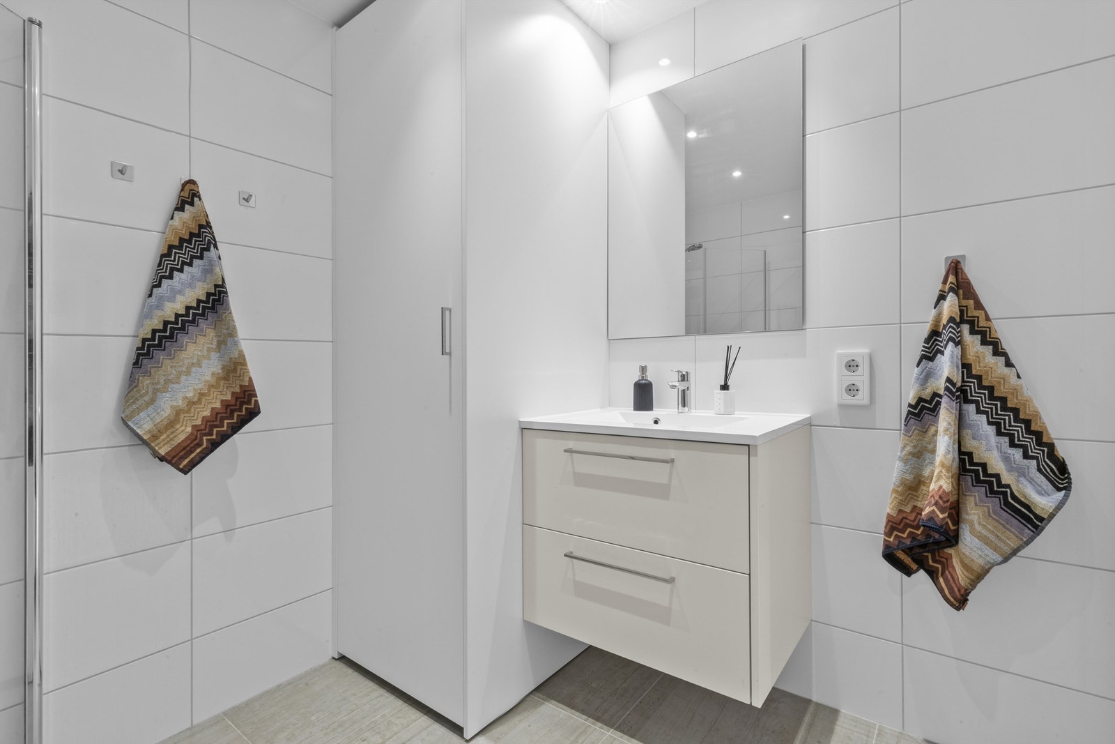 Praktiske løsnigner med bl.a eget skap til vaskemaskin Galleribilde