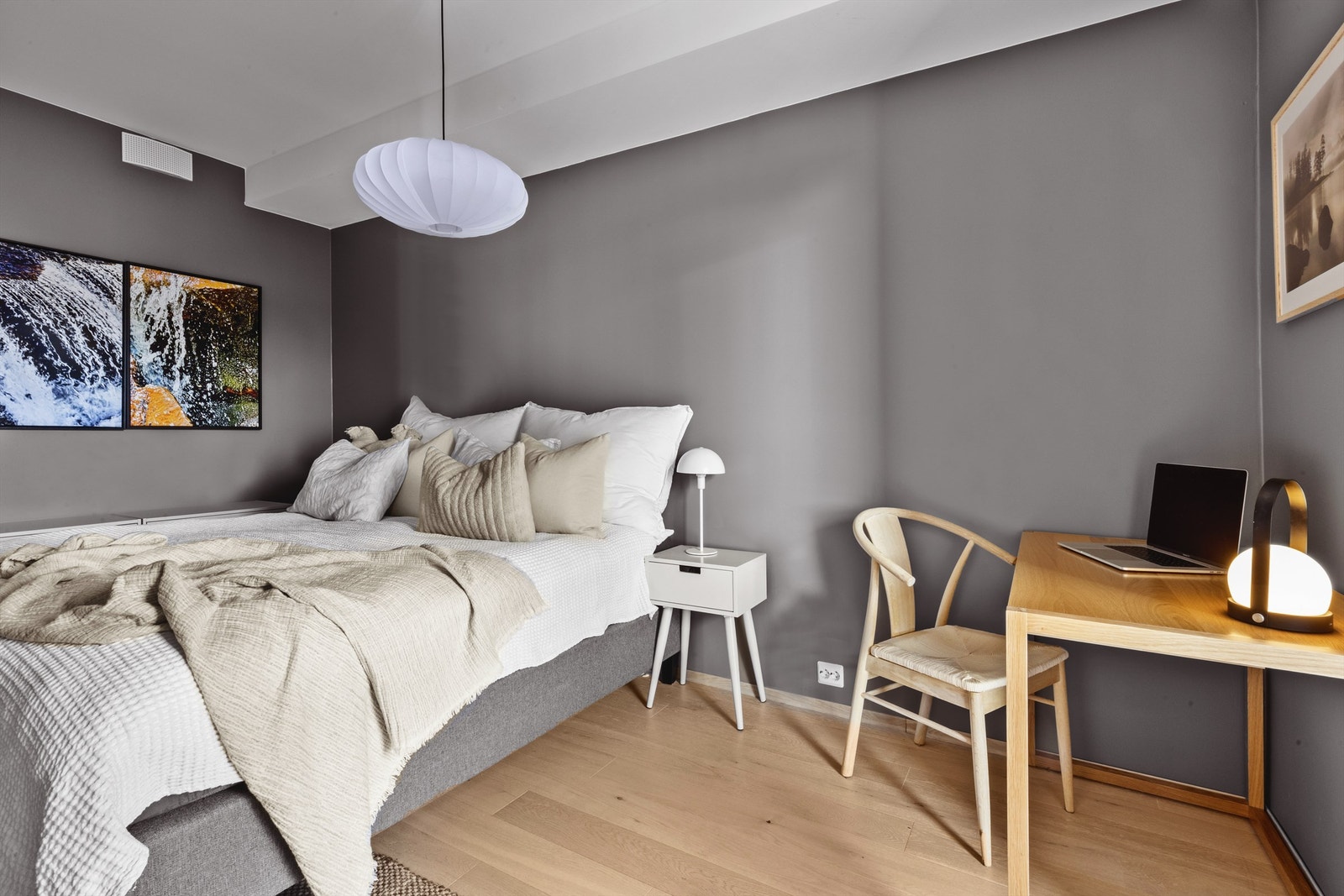 Plass til garderobe, dobbeltseng og kontorpult Galleribilde