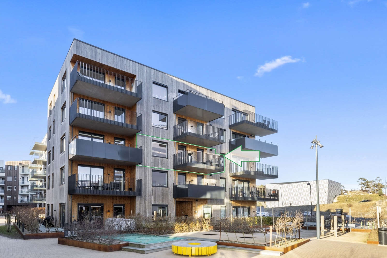 Super beliggenhet vendt mot åpent areal med parkmessig uteområde Galleribilde