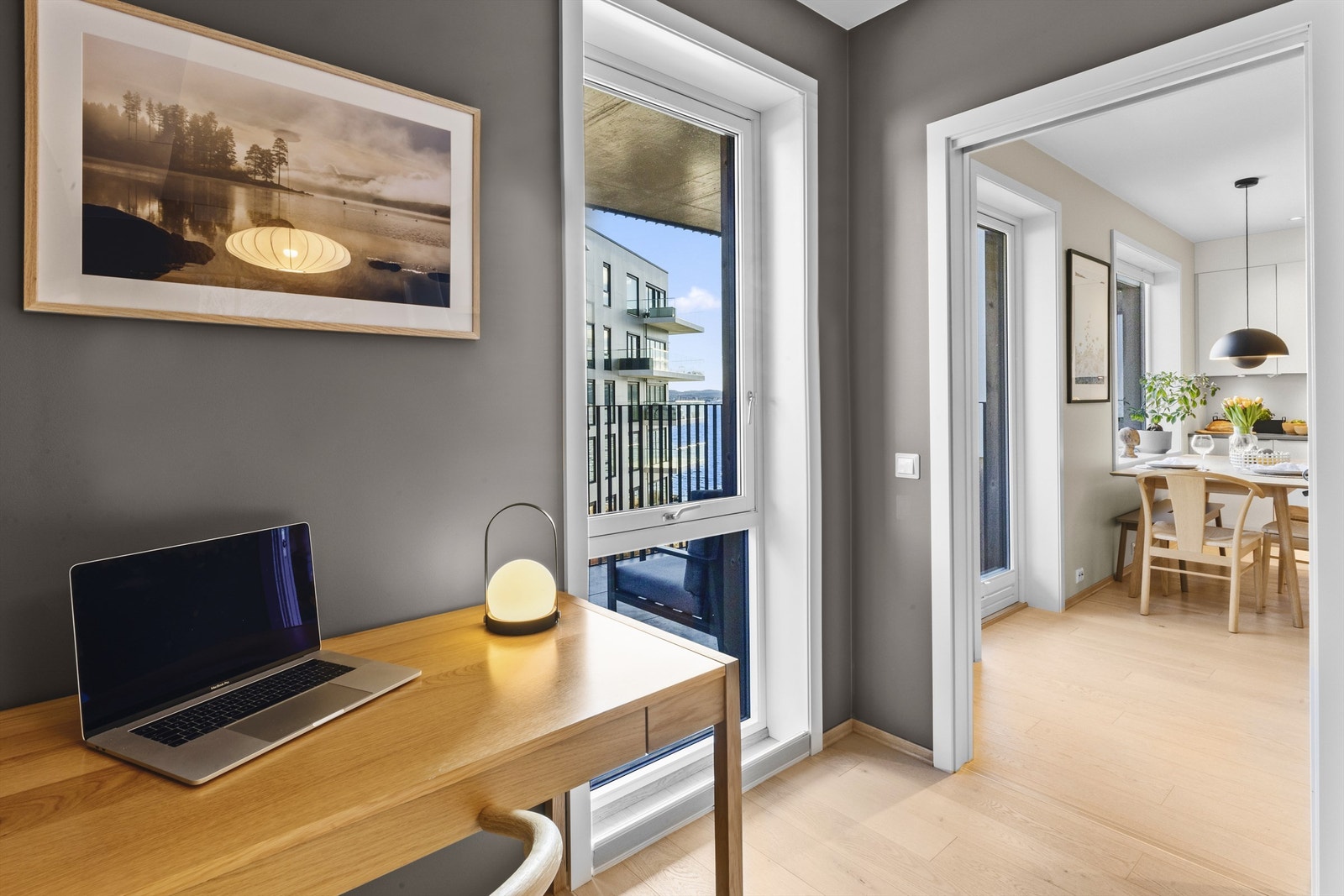 Meget hyggelig kontorplass med utsikt til sjøen og i kontakt med resten av leiligheten om ønskelig Galleribilde