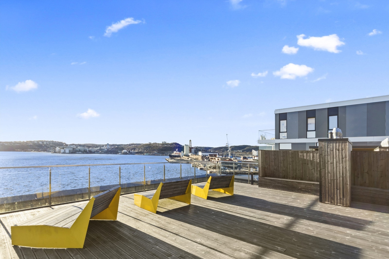 Felles takterrasse med flere soner, sittegrupper og utemøblement Galleribilde