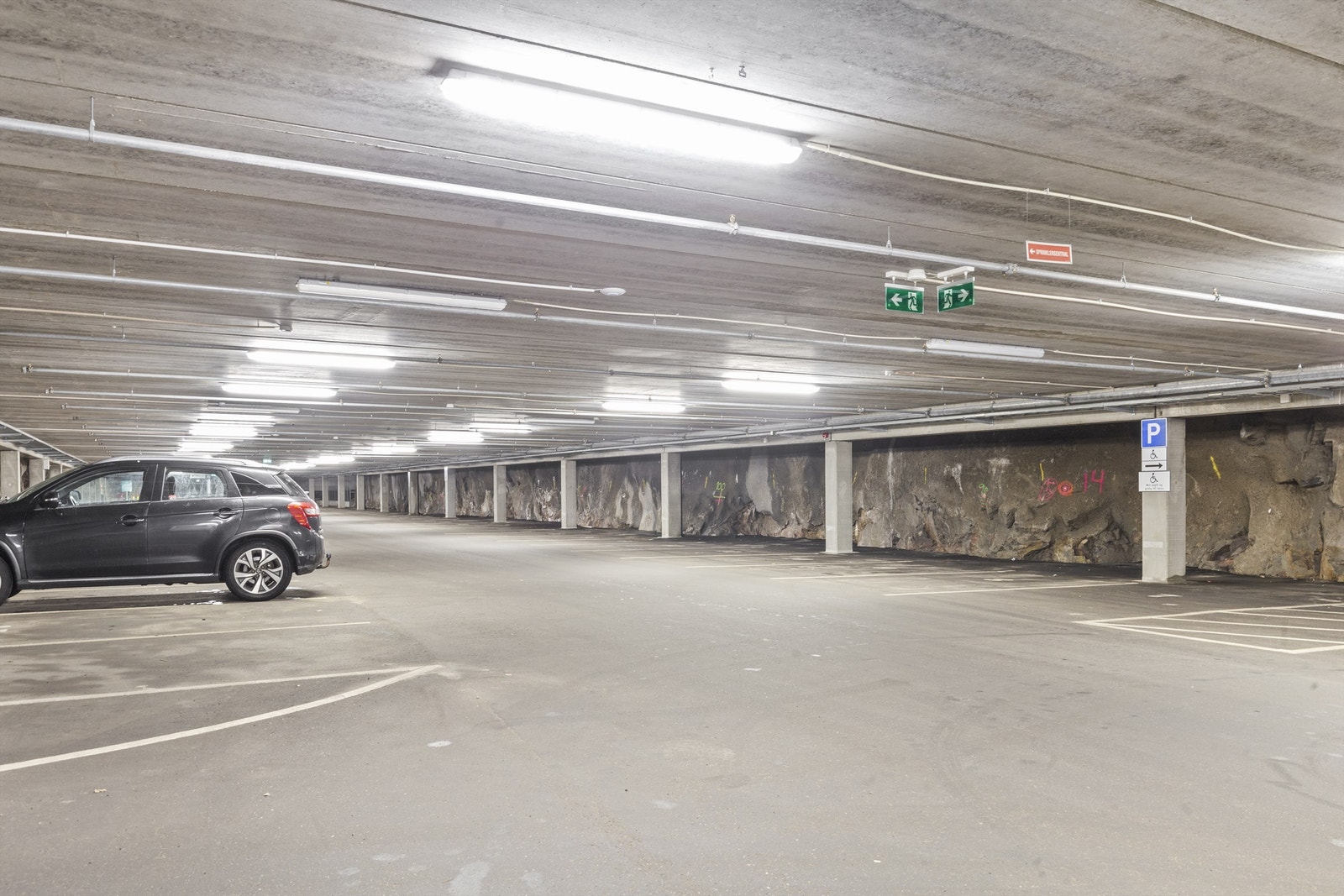 Garasjeplass nr. 246 i fjellhallen medfølger i handelen, ny el-bil lader 2024. Denne medfølger som et realsameie. Galleribilde