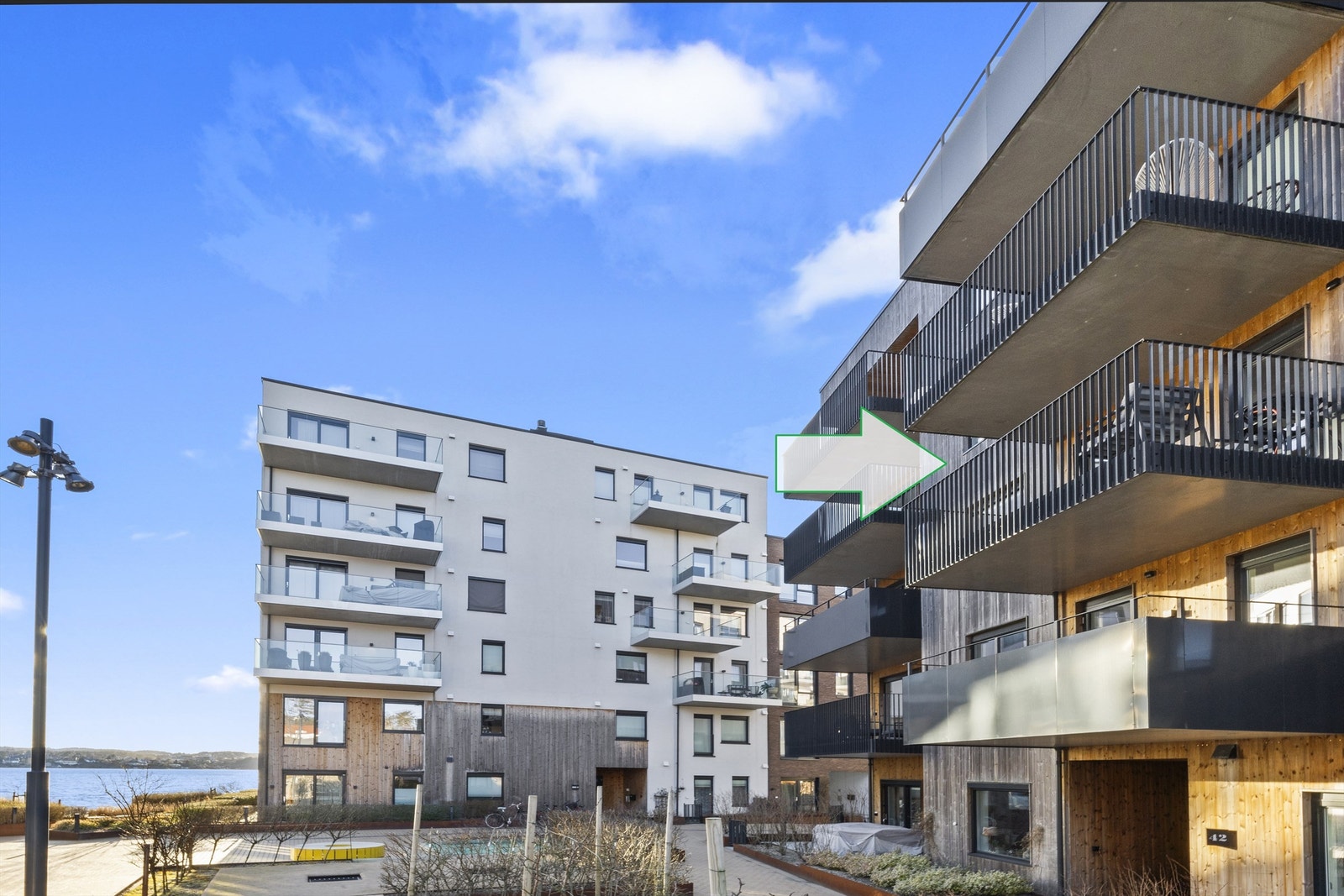 Leiligheten sett fra bakkeplan ved inngangsparti - Velkommen til visning! Galleribilde