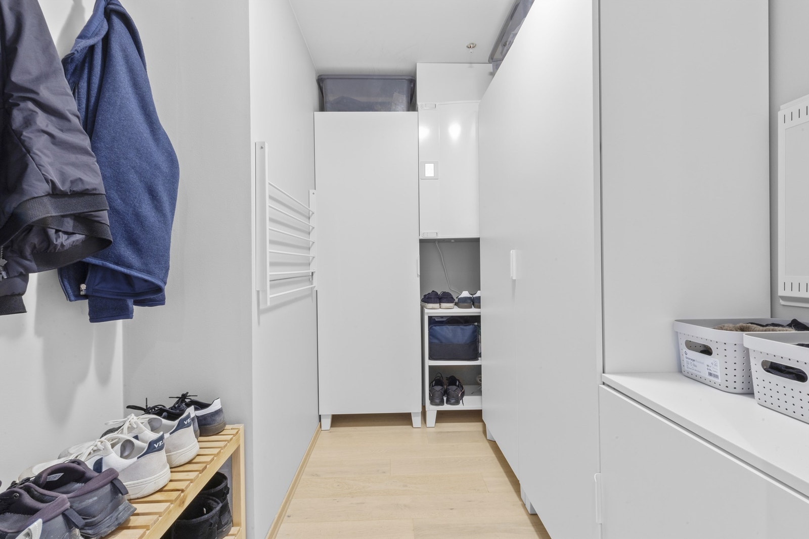 Praktisk med innvendig med god garderobeplass, det er i tillegg egen bod i kjeller Galleribilde