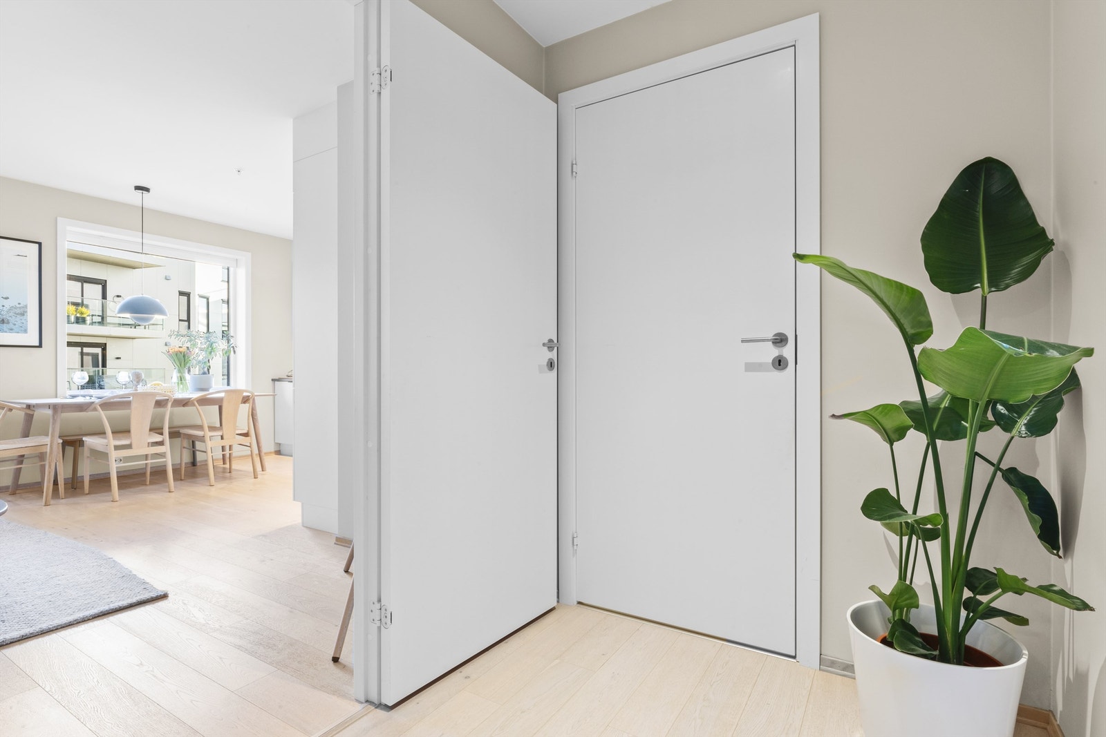 Gang med plass til ytterklær og tilgang til bad og innvendig bod Galleribilde