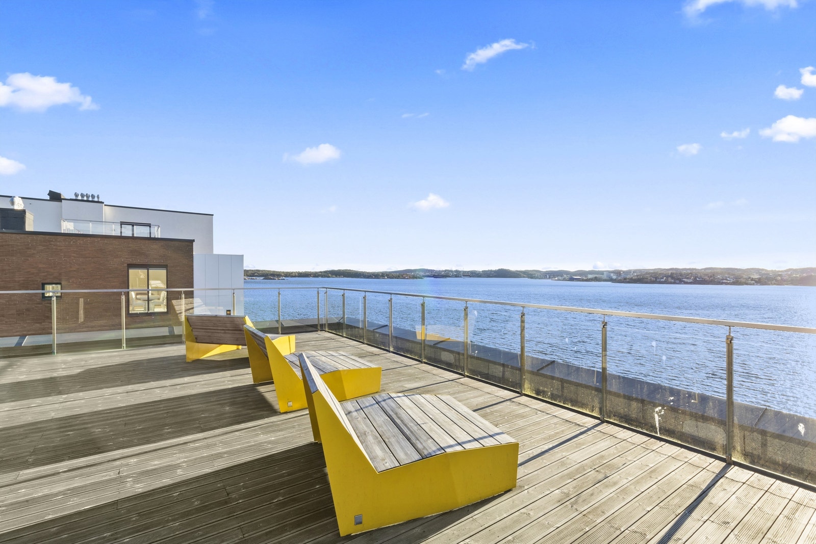 Nåværende eier har fast kajakkplass (i glasshuset). Om ønskelig kan selger høre med sameiet om denne kan overføres Galleribilde