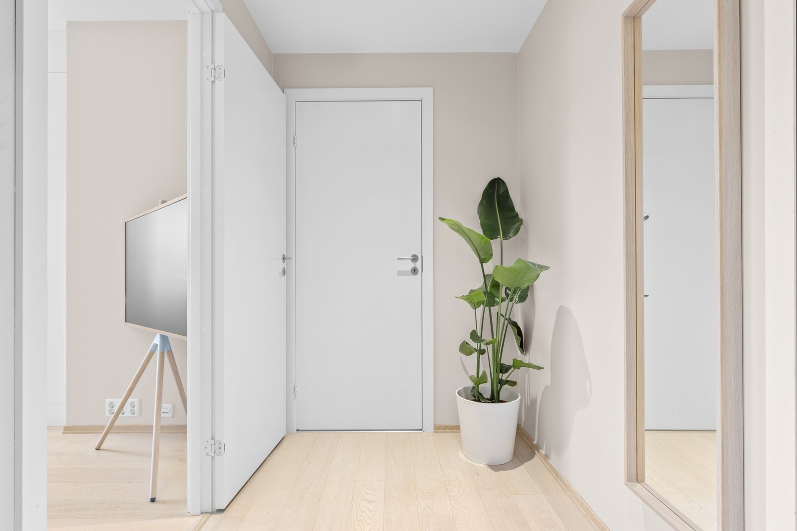 Gang med speil og plass til ytterligere garderobe, hattehylle eller knagger om ønskelig/behov Galleribilde