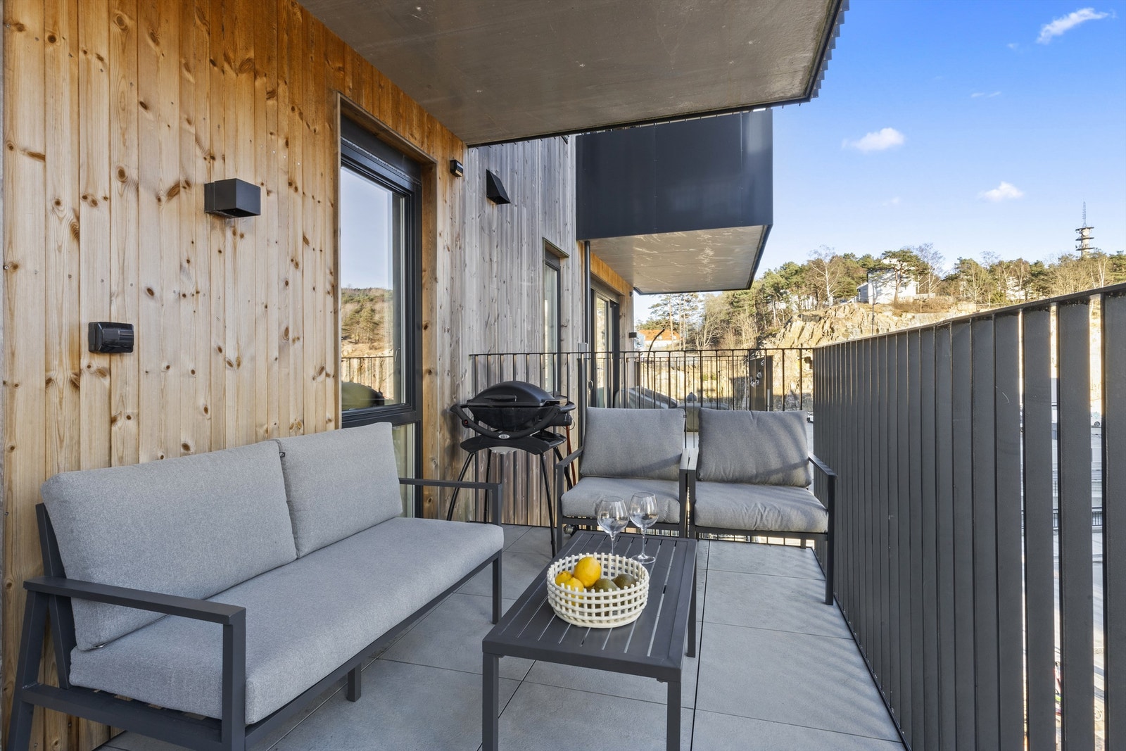 Plass til sittegruppe og grill - Her kan man nyte sol fra tidlig morgen til ca. kl. 19 om sommeren Galleribilde