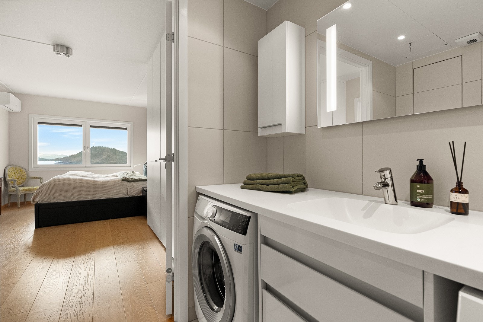 Hovedsoverommet har et tilknyttet baderom av god størrelse som sammen med soverommet danner en privat "voksensone". Her kan man stelle seg ferdig og kle på seg før man forlater sitt soverom. Galleribilde