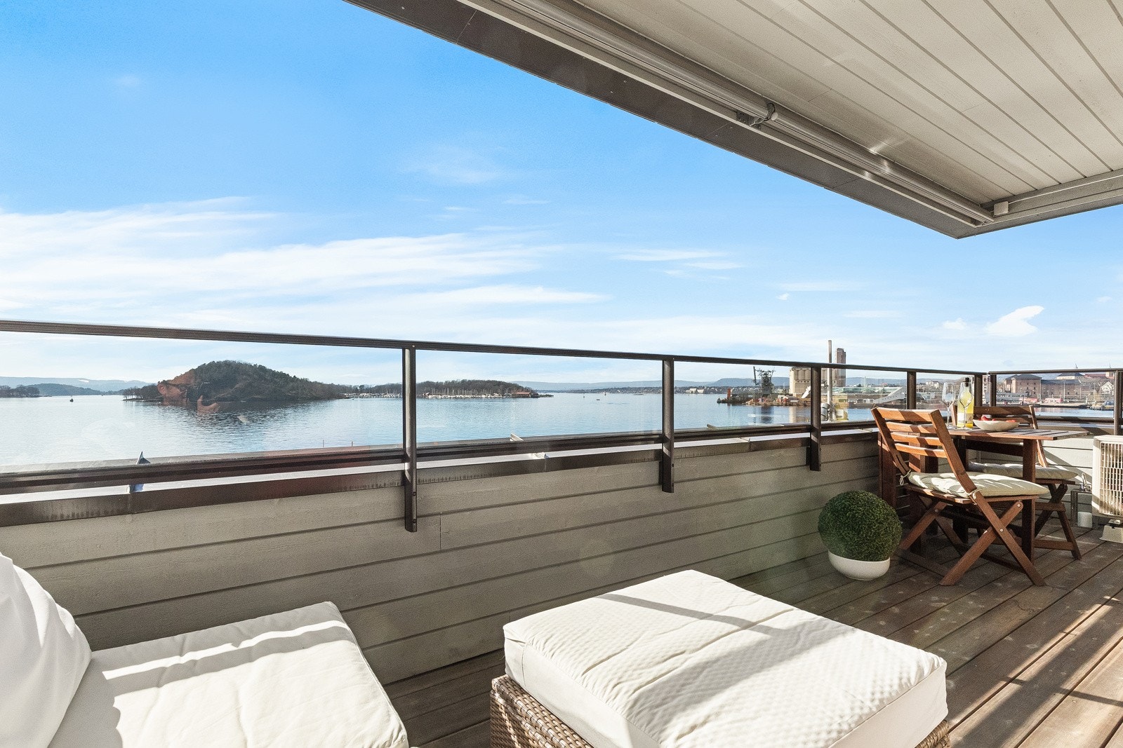 Leiligheten har en stor, sydvestvendt balkong på ca. 14 m² med vidstrakt utsikt over blant annet Oslofjorden, Hovedøya, Rådhuset og Akershus Festning. Galleribilde